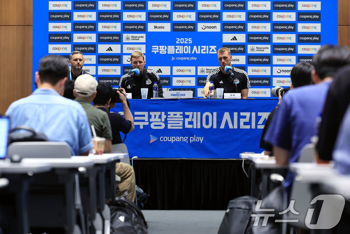 본문 이미지 - 에디 하우 뉴캐슬 감독과 댄 번 선수가 29일 오후 서울 여의도 IFC TWO The Forum에서 열린 2025 쿠팡플레이 시리즈 뉴캐슬 프리 기자회견에서 취재진의 질문에 답하고 있다. 2025.7.29/뉴스1 ⓒ News1 박정호 기자