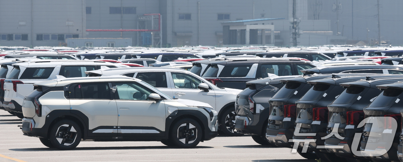 (평택=뉴스1) 김영운 기자 = 미국의 상호관세 유예 종료시한을 3일 앞둔 29일 경기 평택시 포승읍 평택항에 수출용 차량이 세워져 있다. 2025.7.29/뉴스1