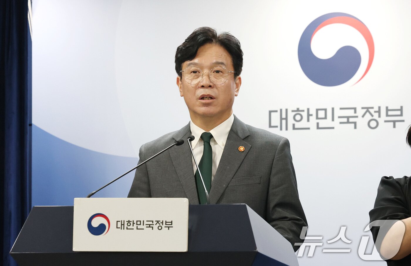 본문 이미지 - 김영훈 고용노동부 장관이 29일 서울 종로구 정부서울청사에서 노동조합 및 노동관계조정법 개정안&#40;노란봉투법&#41; 관련 브리핑을 하고 있다. 2025.7.29/뉴스1 ⓒ News1 임세영 기자