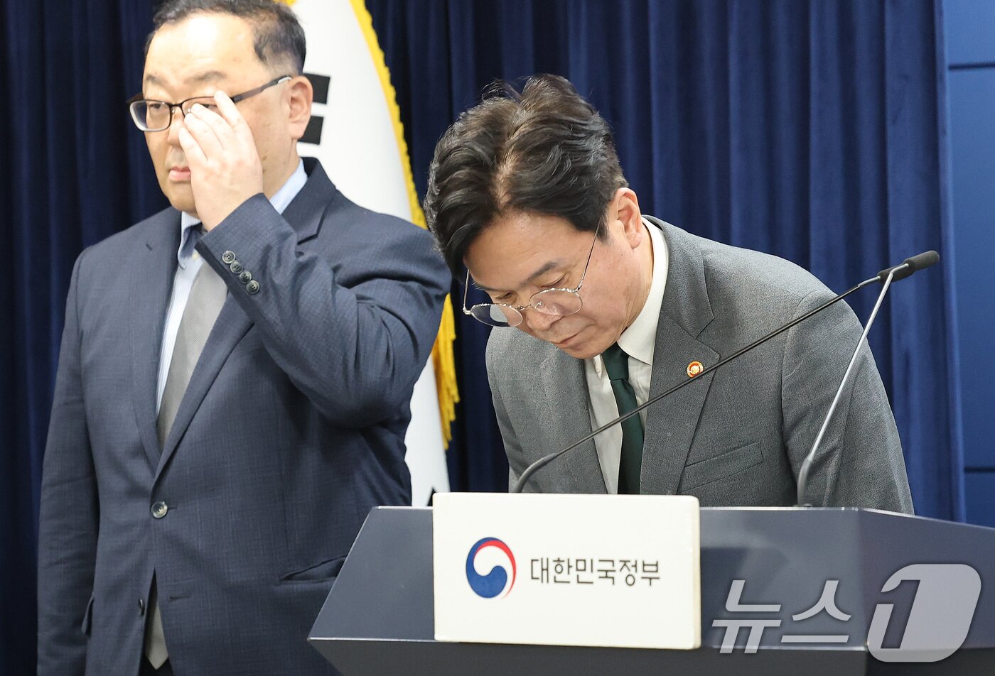 본문 이미지 - 김영훈 고용노동부 장관이 29일 서울 종로구 정부서울청사에서 열린 노동조합 및 노동관계조정법 개정안&#40;노란봉투법&#41; 관련 브리핑에서 고개 숙여 인사하고 있다. 2025.7.29/뉴스1 ⓒ News1 임세영 기자