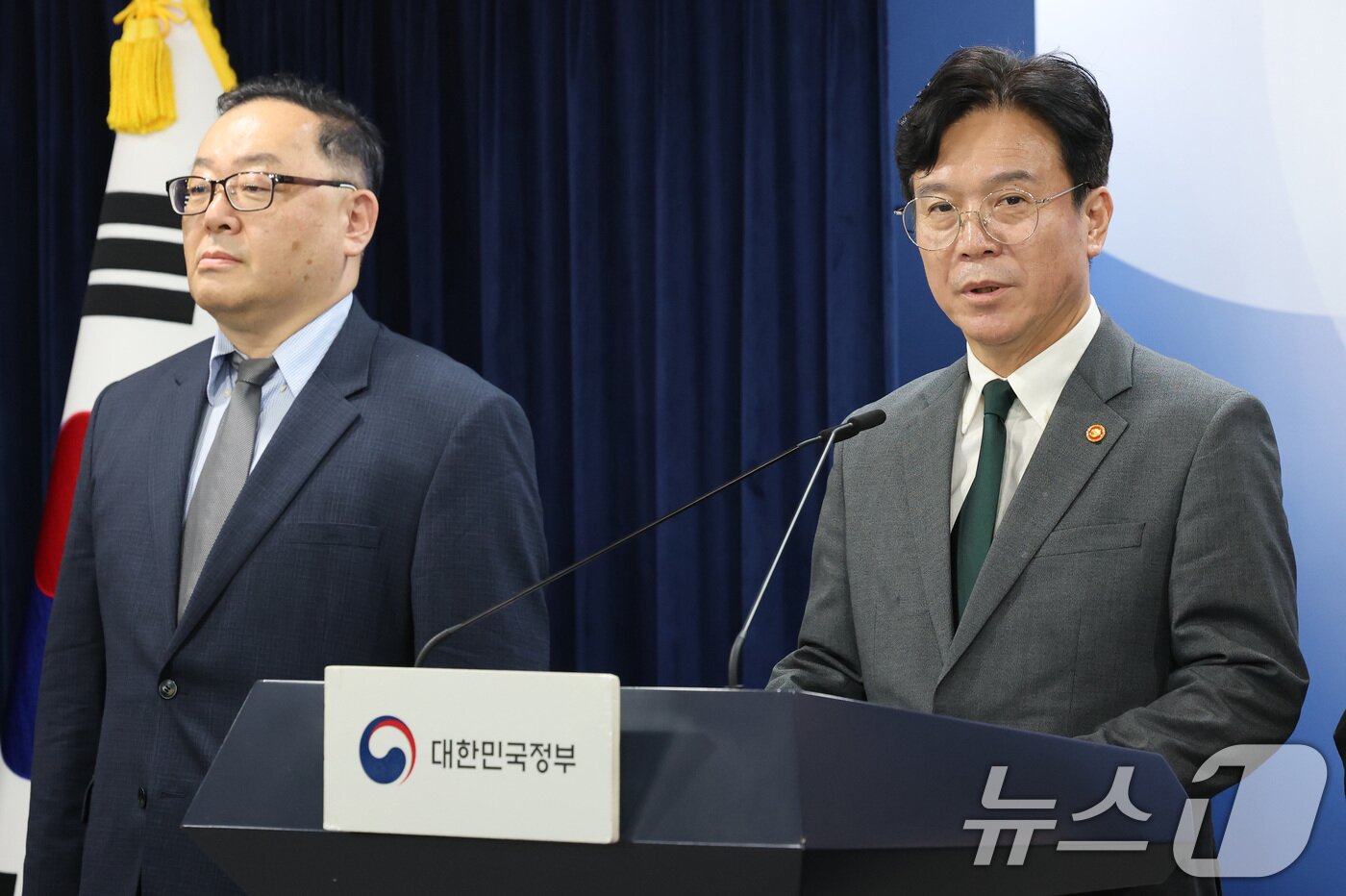 본문 이미지 - 김영훈 고용노동부 장관이 29일 서울 종로구 정부서울청사에서 노동조합 및 노동관계조정법 개정안(노란봉투법) 관련 브리핑을 하고 있다. 2025.7.29 ⓒ 뉴스1 임세영 기자