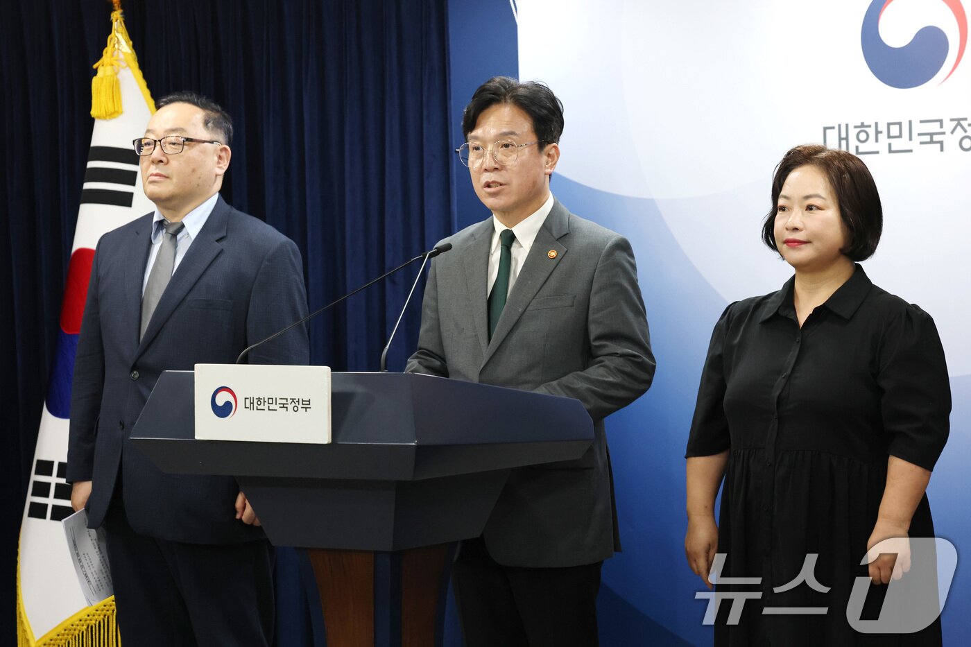 본문 이미지 - 김영훈 고용노동부 장관이 29일 서울 종로구 정부서울청사에서 노동조합 및 노동관계조정법 개정안&#40;노란봉투법&#41; 관련 브리핑을 하고 있다. 2025.7.29/뉴스1 ⓒ News1 임세영 기자