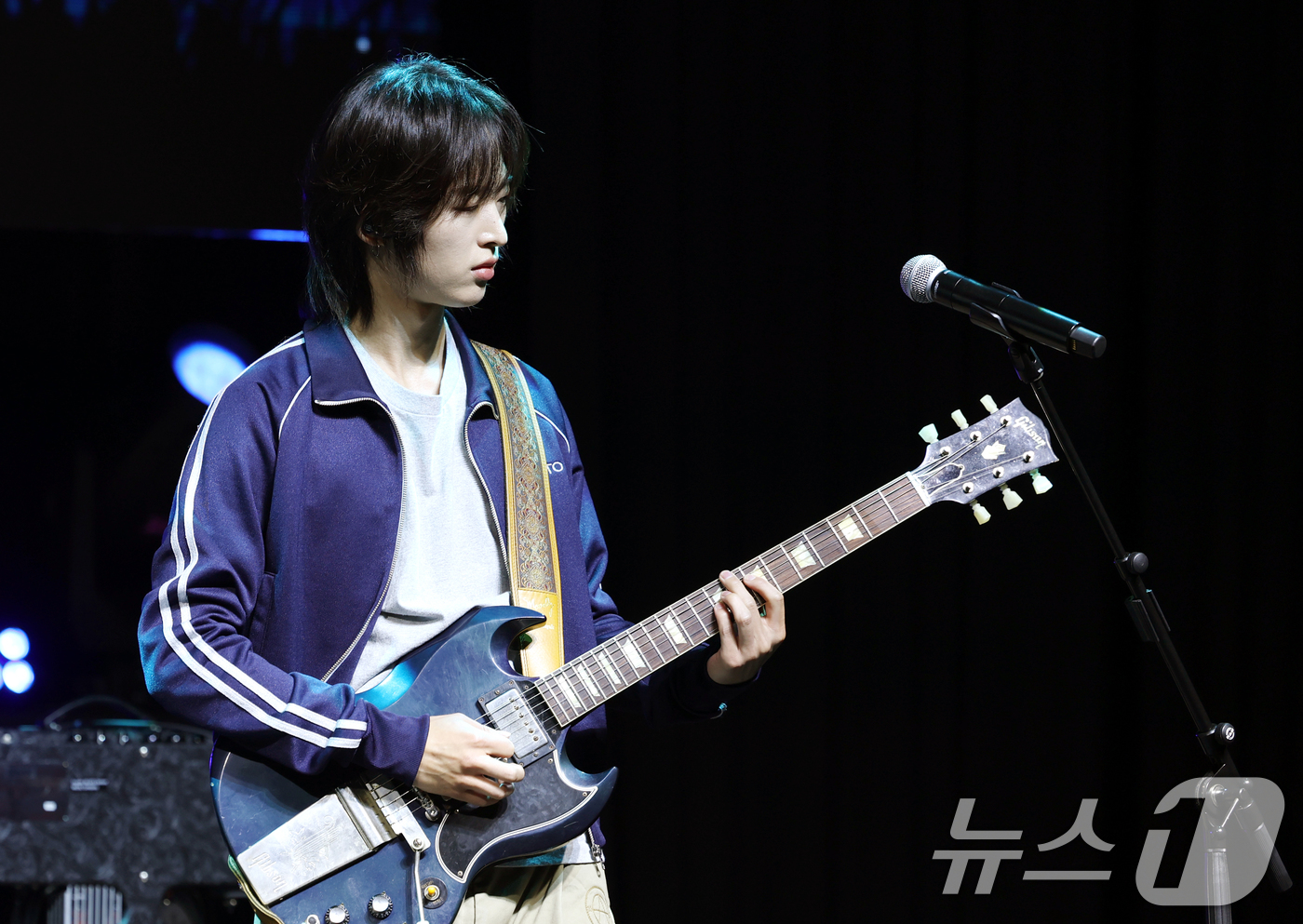 (서울=뉴스1) 권현진 기자 = 밴드 드래곤포니의 권세혁이 29일 서울 서대문구 예스24 원더로크홀에서 가진 디지털 싱글 ‘지구소년’의 쇼케이스에 참석해 신곡을 선보이고 있다. 2 …