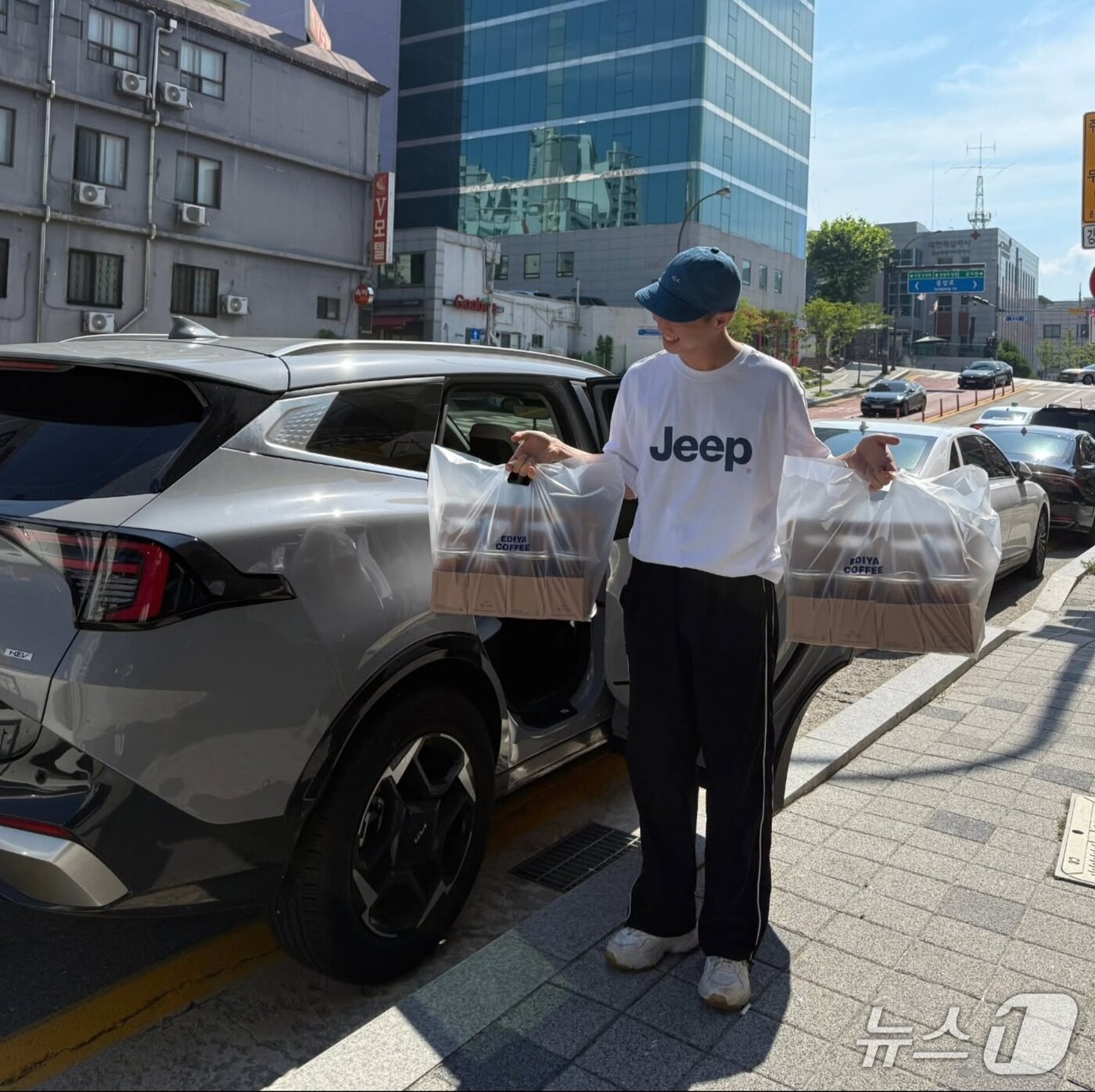 본문 이미지 - 유오균 씨가 춘천소방서 직원에게 전달하기 전 기념촬영. 사진은 카페 사장님께서 찍어줬다.(유오균 씨 제공, 재판매 및 DB금지) 