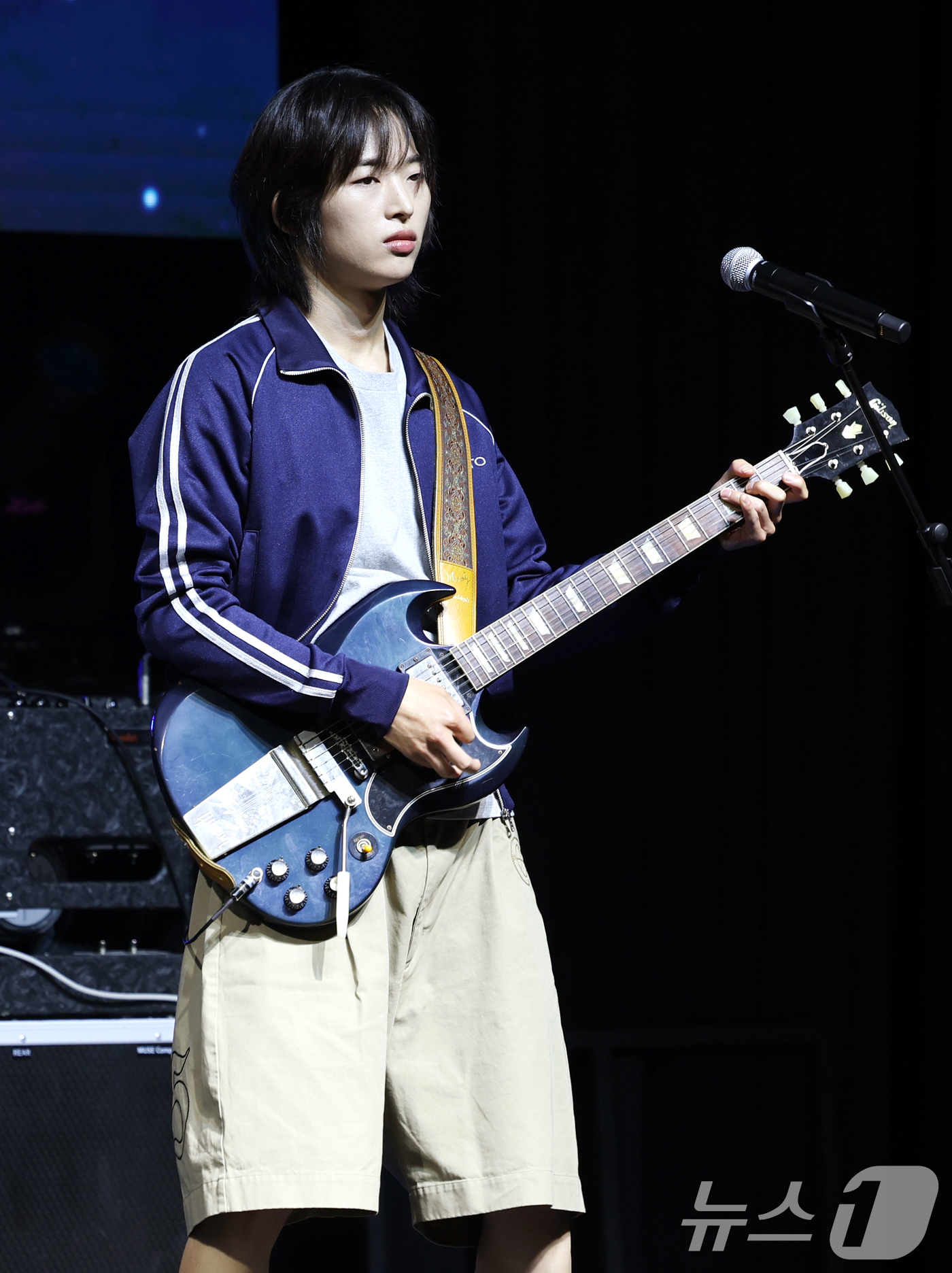 (서울=뉴스1) 권현진 기자 = 밴드 드래곤포니의 권세혁이 29일 서울 서대문구 예스24 원더로크홀에서 가진 디지털 싱글 ‘지구소년’의 쇼케이스에 참석해 신곡을 선보이고 있다. 2 …