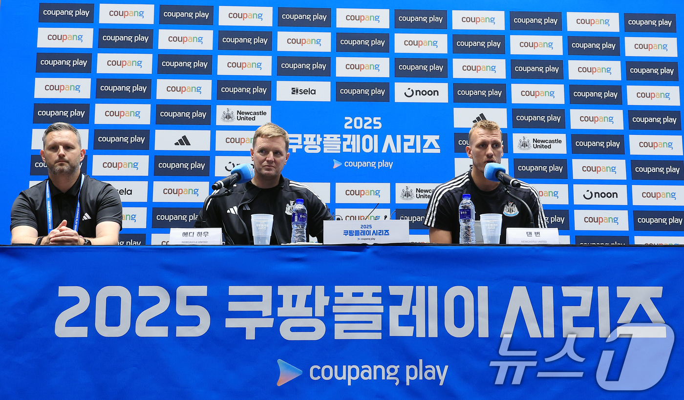 (서울=뉴스1) 박정호 기자 = 에디 하우 뉴캐슬 감독(가운데)과 댄 번 선수가 29일 오후 서울 여의도 IFC TWO The Forum에서 열린  2025 쿠팡플레이 시리즈 뉴캐 …