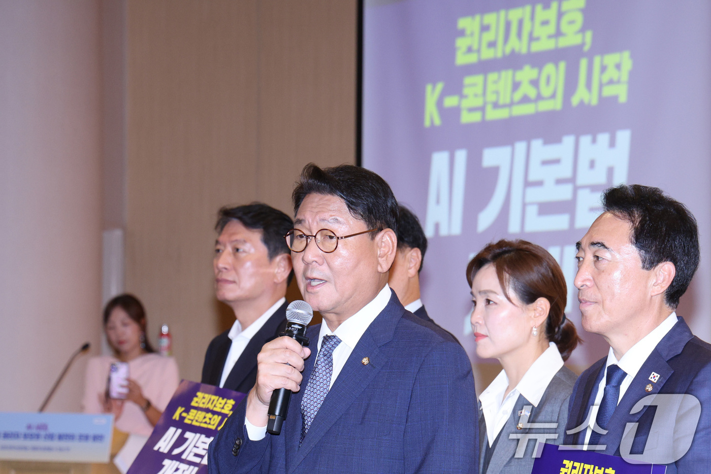 (서울=뉴스1) 신웅수 기자 = 김교흥 더불어민주당 의원이 29일 오후 서울 여의도 국회 도서관에서 열린 'AI 시대, 창작산업계 권리자 보호와 산업 발전의 조화 방안' 세미나에서 …