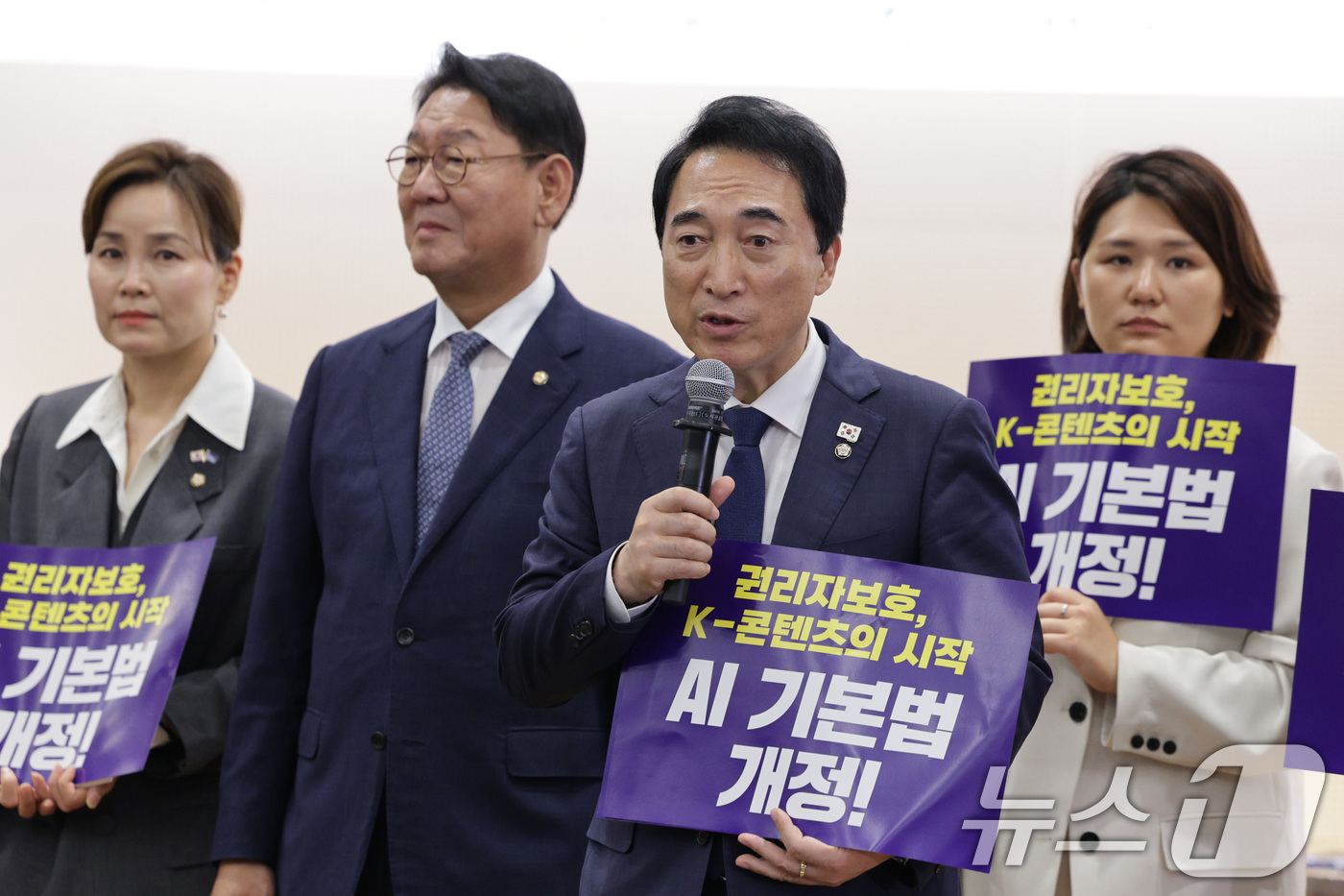 (서울=뉴스1) 신웅수 기자 = 박수현 더불어민주당 의원이 29일 오후 서울 여의도 국회 도서관에서 열린 'AI 시대, 창작산업계 권리자 보호와 산업 발전의 조화 방안' 세미나에서 …