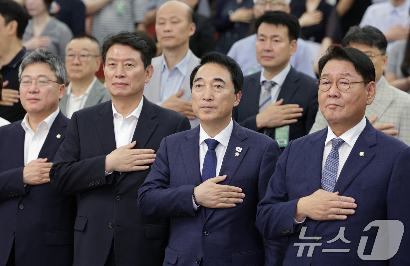 (서울=뉴스1) 신웅수 기자 = 박수현 더불어민주당 의원(앞줄 왼쪽 네 번째)이 29일 오후 서울 여의도 국회 도서관에서 열린 'AI 시대, 창작산업계 권리자 보호와 산업 발전의 …