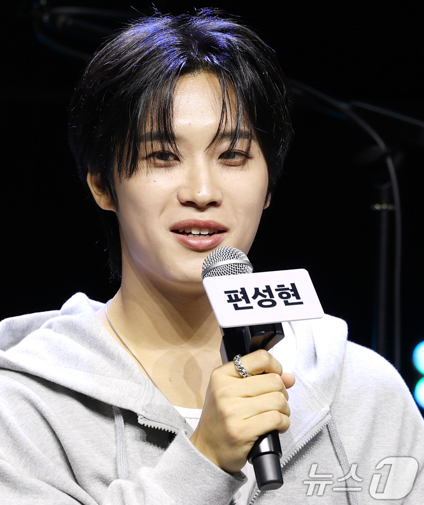 (서울=뉴스1) 권현진 기자 = 밴드 드래곤포니의 편성현이 29일 서울 서대문구 예스24 원더로크홀에서 가진 디지털 싱글 ‘지구소년’의 쇼케이스에 참석해 인사말을 하고 있다. 20 …