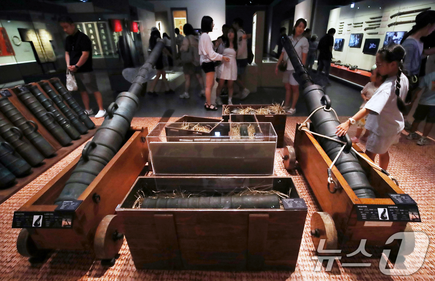 (부산=뉴스1) 윤일지 기자 = 29일 부산 영도구 국립해양박물관에서 광복 80주년과 대한민국 해군 창설 80주년을 기념해 열린 '수군, 해전' 기획전에서 관람객들이 수군이 훈련과 …