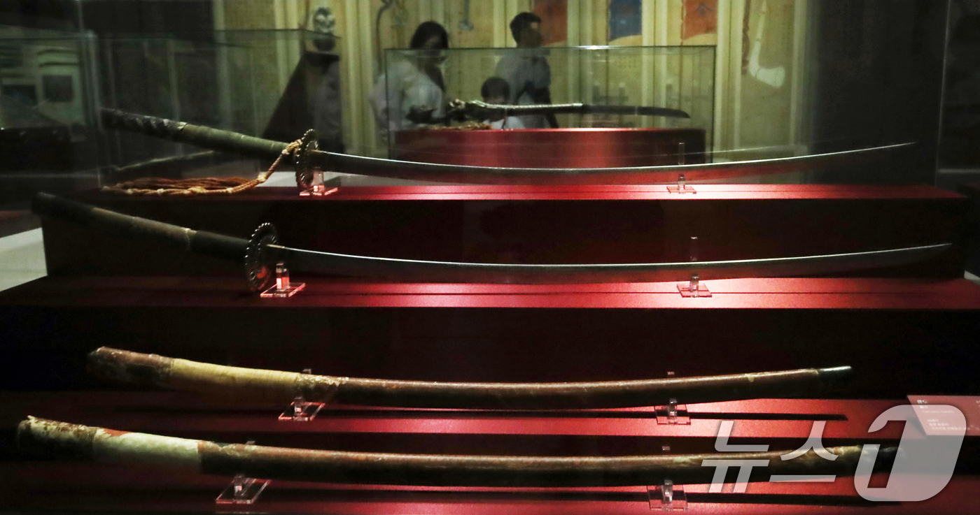 (부산=뉴스1) 윤일지 기자 = 29일 부산 영도구 국립해양박물관에서 광복 80주년과 대한민국 해군 창설 80주년을 기념해 열린 '수군, 해전' 기획전에서 관람객들이 수군이 훈련과 …