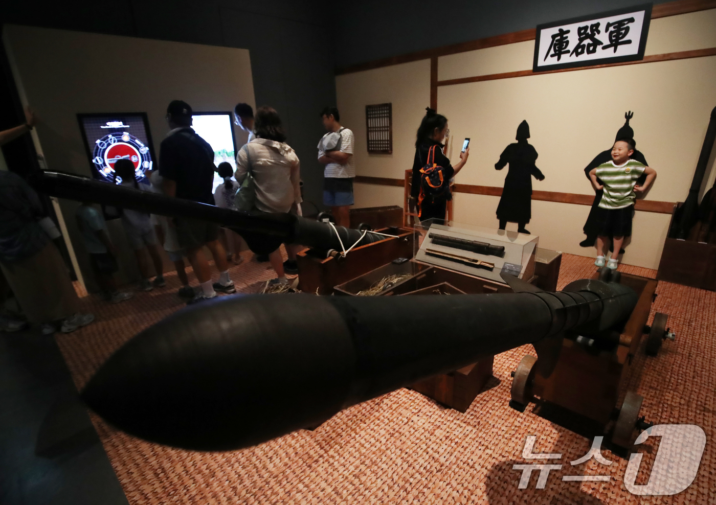 (부산=뉴스1) 윤일지 기자 = 29일 부산 영도구 국립해양박물관에서 광복 80주년과 대한민국 해군 창설 80주년을 기념해 열린 '수군, 해전' 기획전에서 관람객들이 수군이 훈련과 …