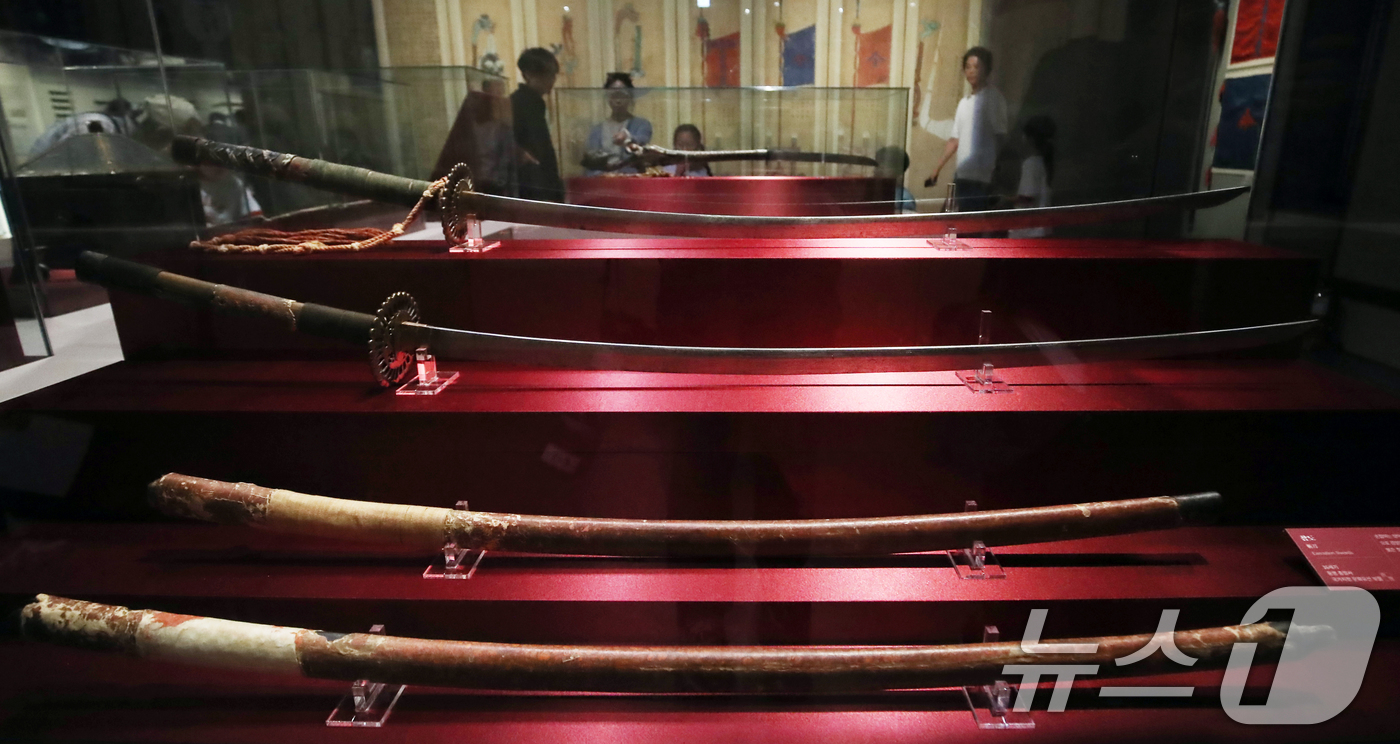 (부산=뉴스1) 윤일지 기자 = 29일 부산 영도구 국립해양박물관에서 광복 80주년과 대한민국 해군 창설 80주년을 기념해 열린 '수군, 해전' 기획전에서 관람객들이 수군이 훈련과 …