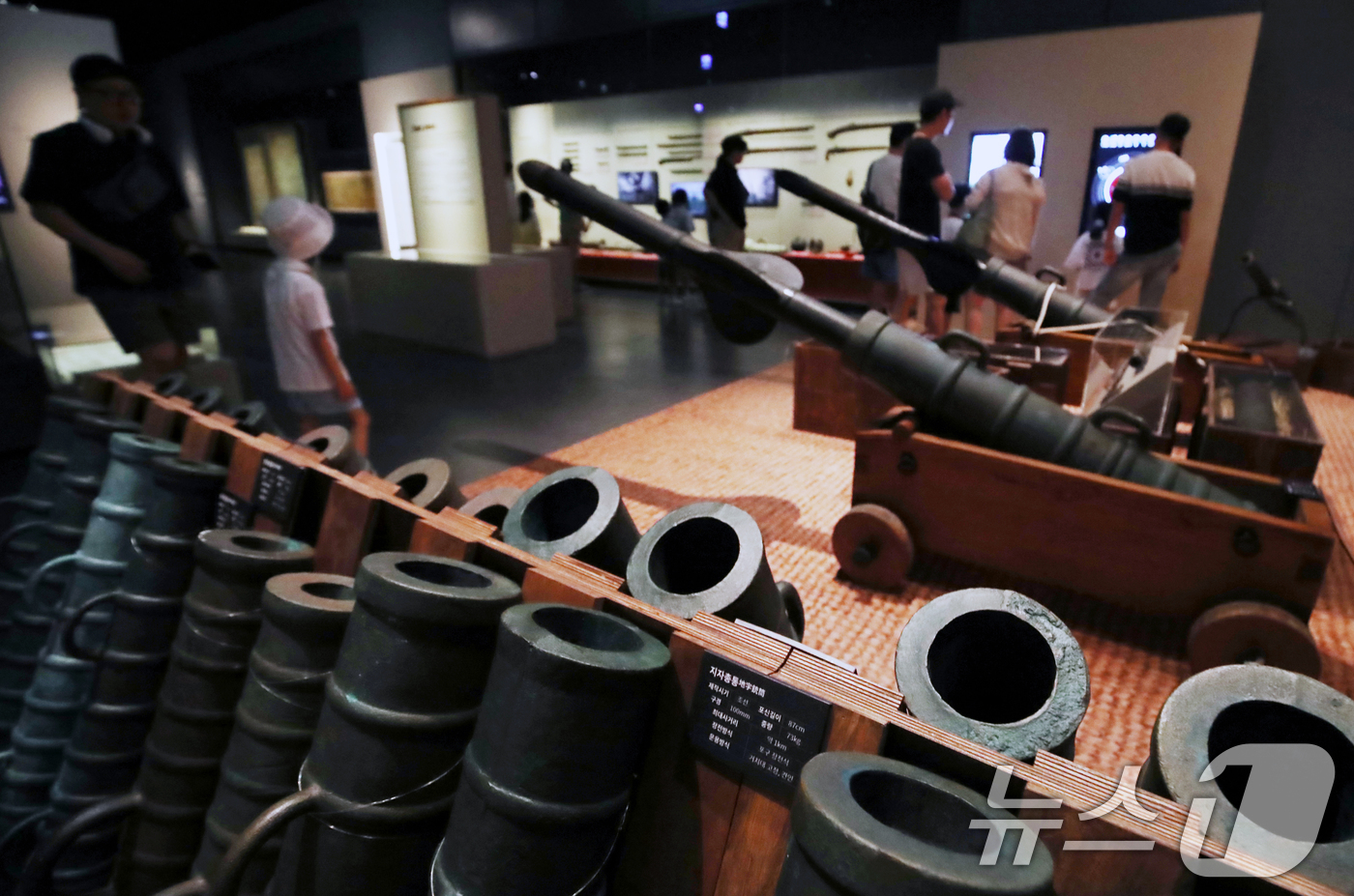 (부산=뉴스1) 윤일지 기자 = 29일 부산 영도구 국립해양박물관에서 광복 80주년과 대한민국 해군 창설 80주년을 기념해 열린 '수군, 해전' 기획전에서 관람객들이 수군이 훈련과 …