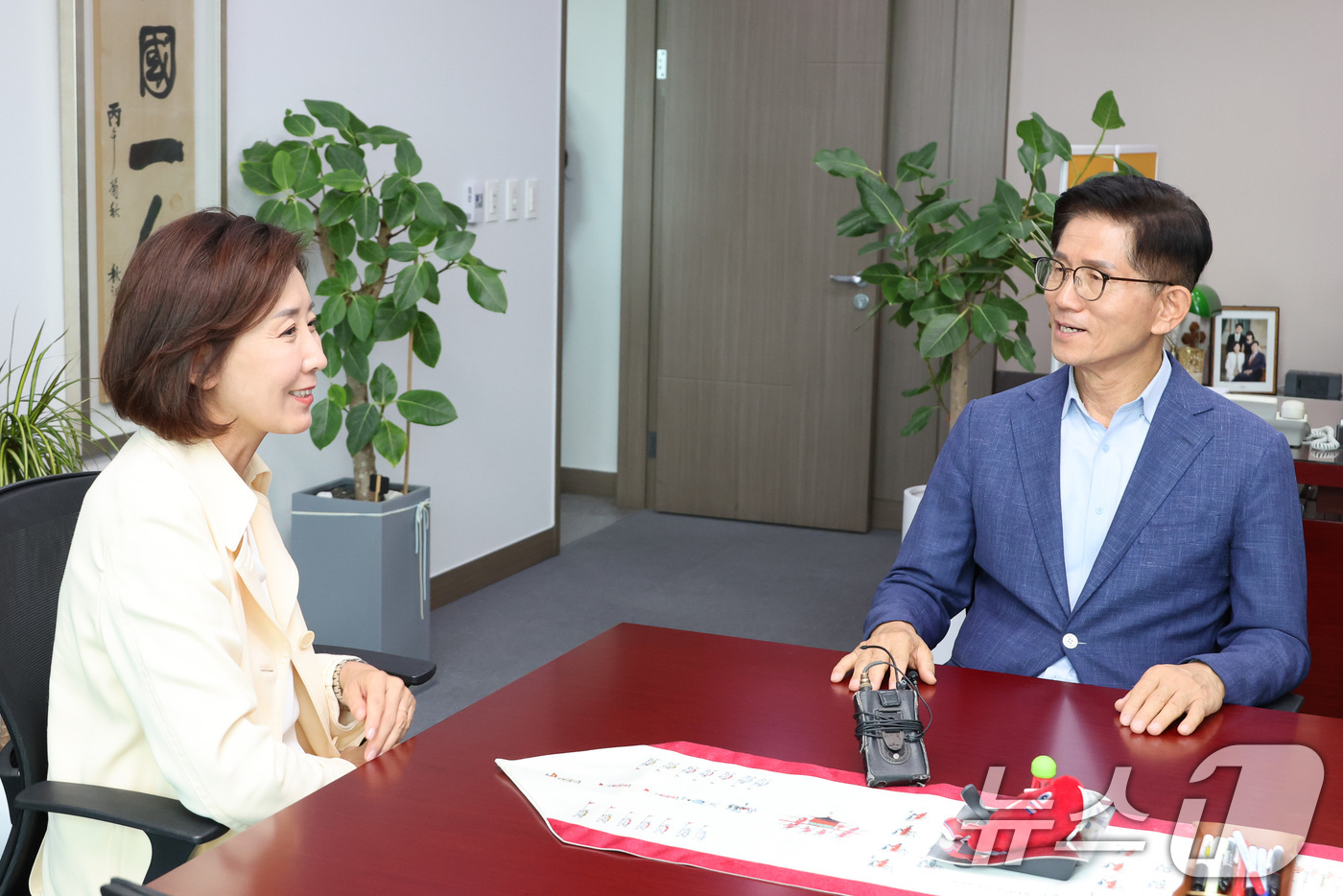 (서울=뉴스1) 유승관 기자 = 국민의힘 당대표 출마를 선언한 김문수 전 고용노동부 장관이 29일 서울 여의도 국회 의원회관에서 나경원 의원과 만나 대화하고 있다. (공동취재) 2 …