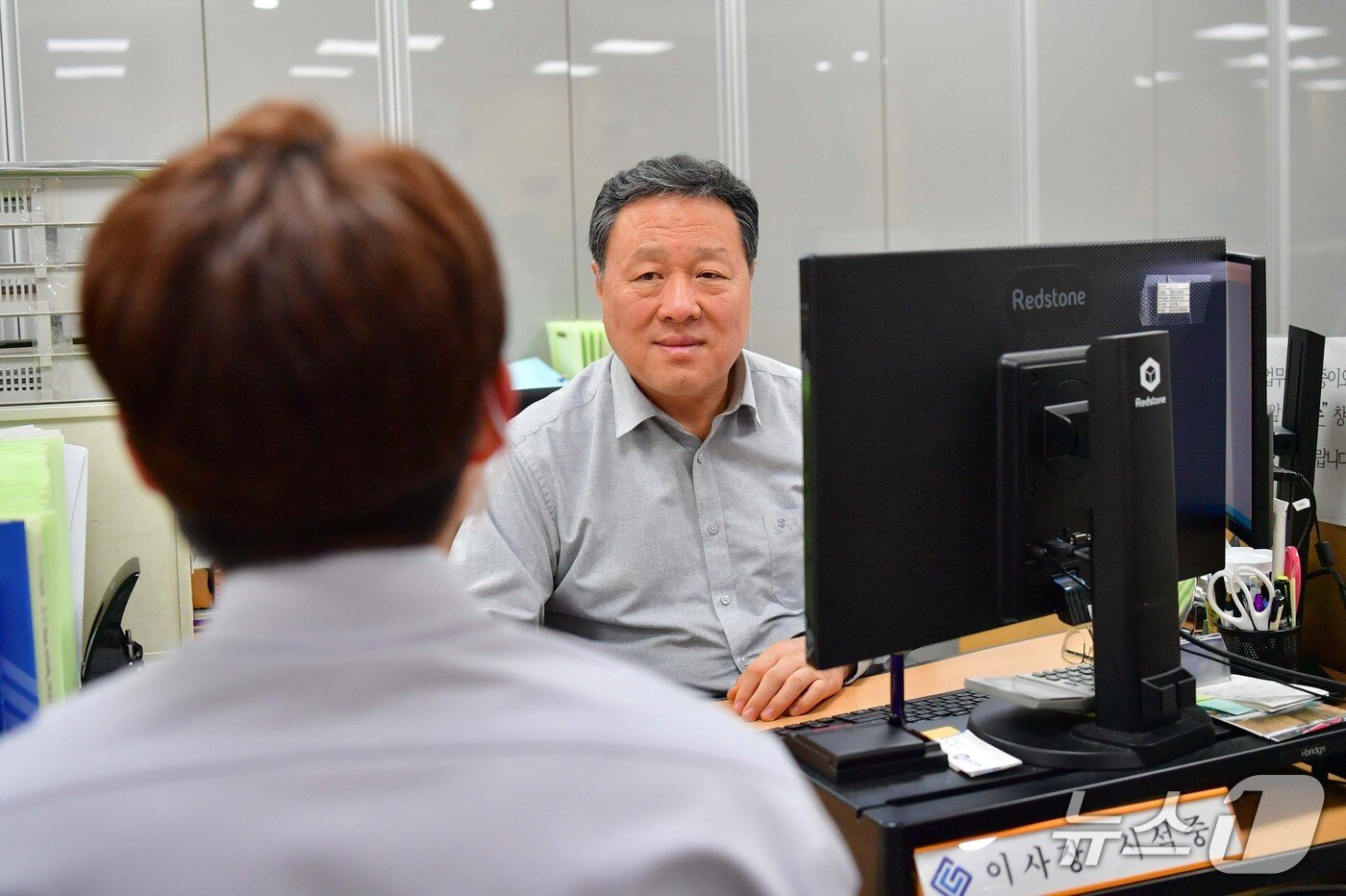 본문 이미지 - 시석중 이사장의 소상공인 컨설팅 지원사업 만족도 조사 상담 사진. (경기신보 제공)