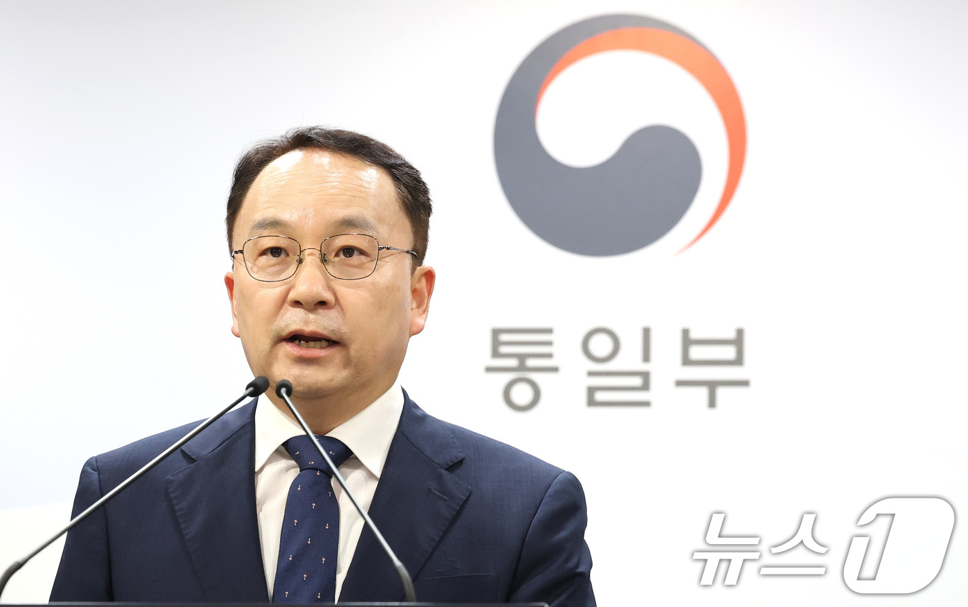 (서울=뉴스1) 임세영 기자 = 구병삼 통일부 대변인이 29일 서울 종로구 정부서울청사 브리핑실에서 북한 주민 추정 사체 인도 관련 대북통지문을 발표하고 있다.정부는 지난달 21일 …