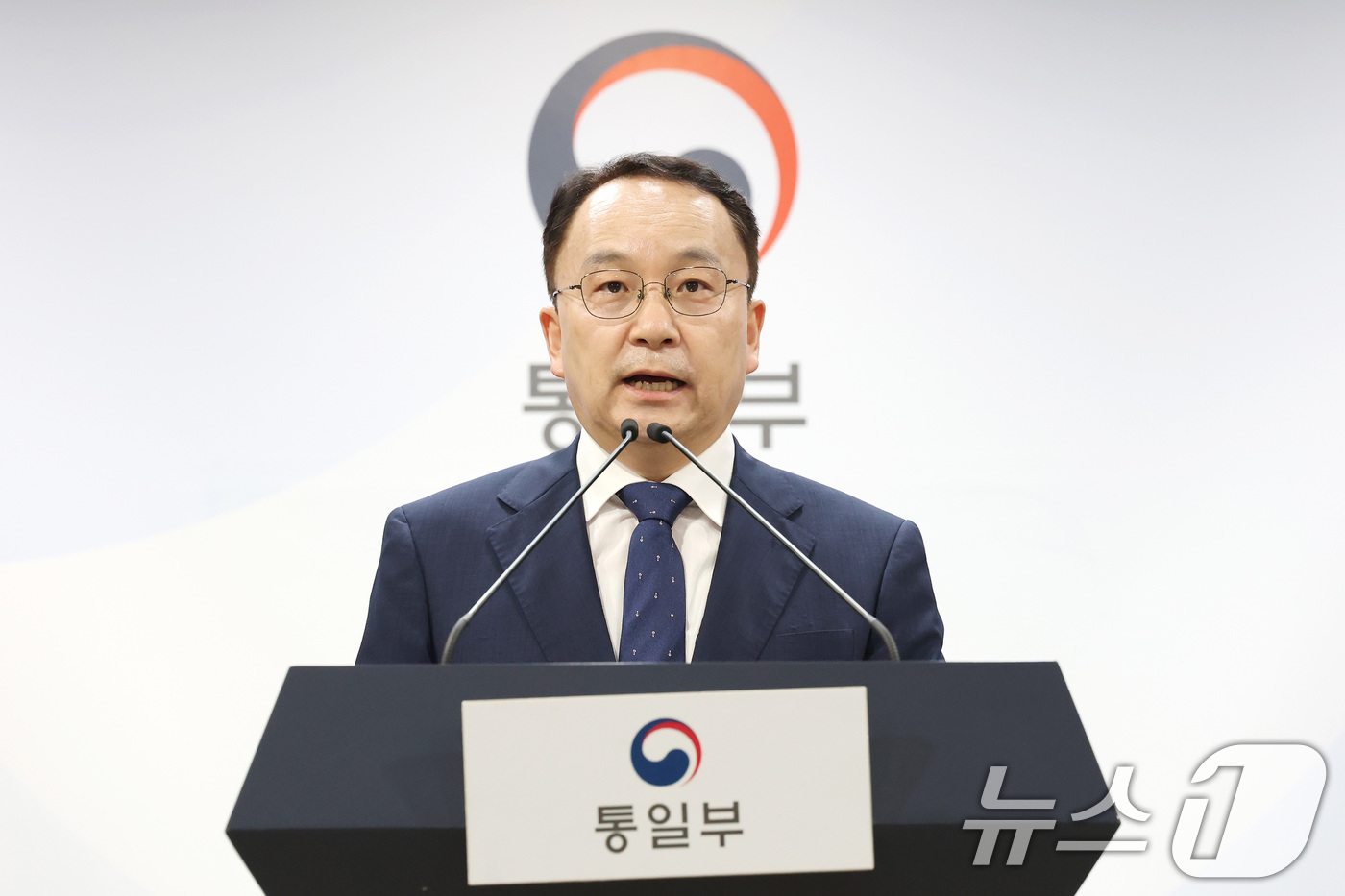 (서울=뉴스1) 임세영 기자 = 구병삼 통일부 대변인이 29일 서울 종로구 정부서울청사 브리핑실에서 북한 주민 추정 사체 인도 관련 대북통지문을 발표하고 있다.정부는 지난달 21일 …