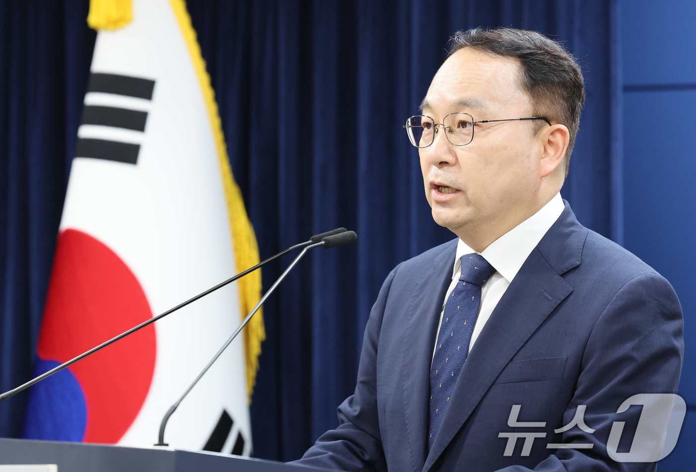 (서울=뉴스1) 임세영 기자 = 구병삼 통일부 대변인이 29일 서울 종로구 정부서울청사 브리핑실에서 북한 주민 추정 사체 인도 관련 대북통지문을 발표하고 있다.정부는 지난달 21일 …