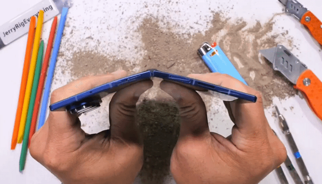 본문 이미지 - 갤럭시Z폴드7 내구도 테스트 (제리릭에브리띵 갈무리)/뉴스1