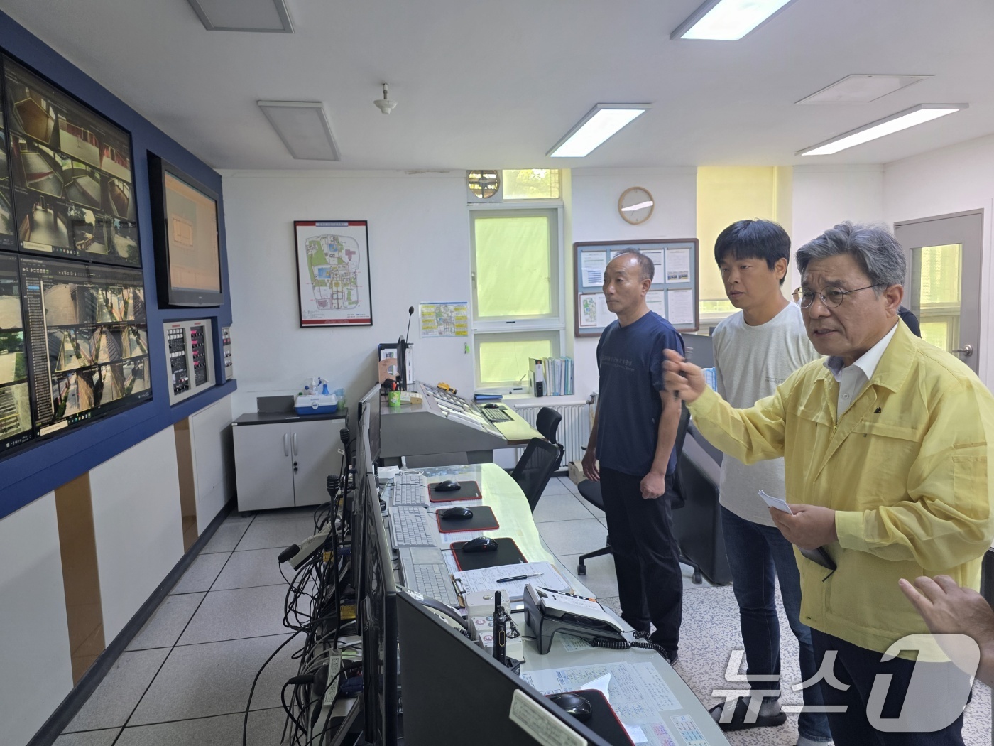 (서울=뉴스1) = 허민 국가유산청장이 29일 서울 종로구 경복궁 상황실에 방문해 관계자들과 함께 폭염 대비 관람객 안전과 현장상황을 모니터하는 상황실 CCTV 화면을 점검하고 있 …