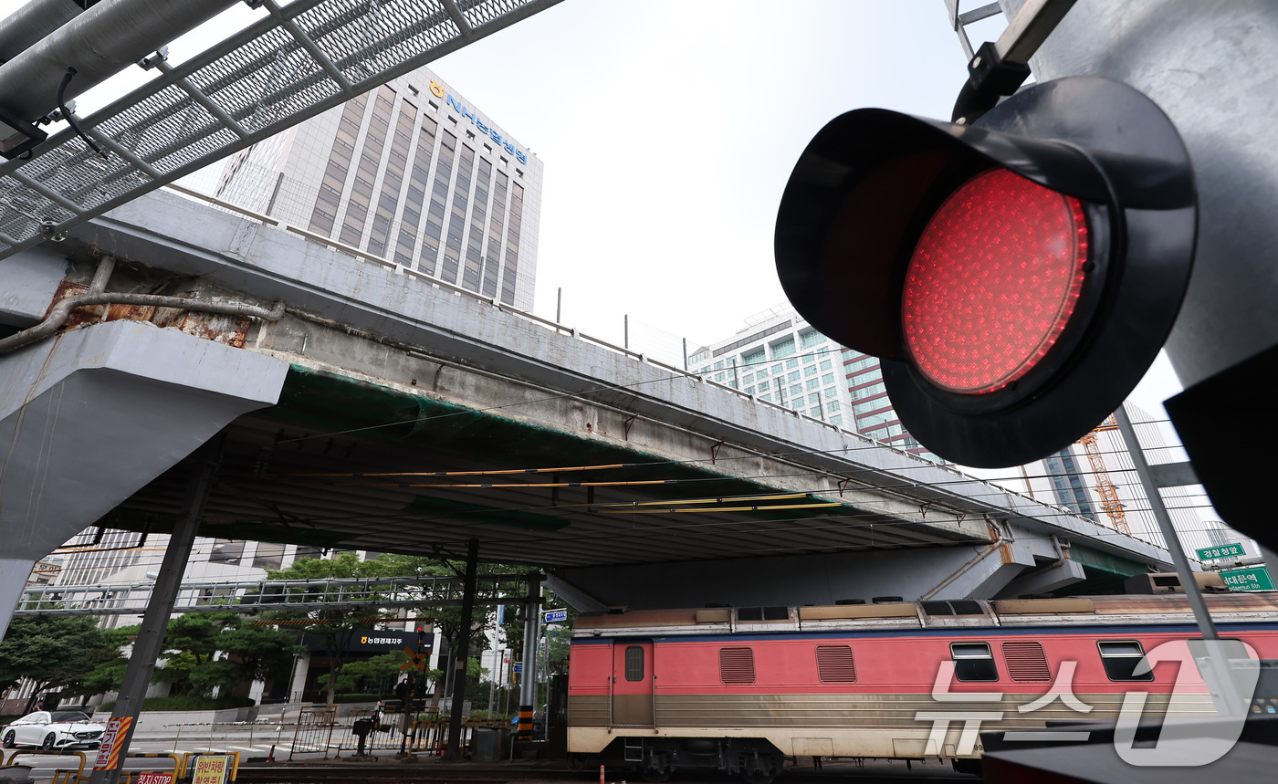 (서울=뉴스1) 김성진 기자 = 1966년 완공돼 59년 간 자리를 지켜온 서소문 고가차도가 노후화로 인한 안전 우려 등 이유로 철거될 예정이다.서울시에 따르면 시는 중구 순화동과 …