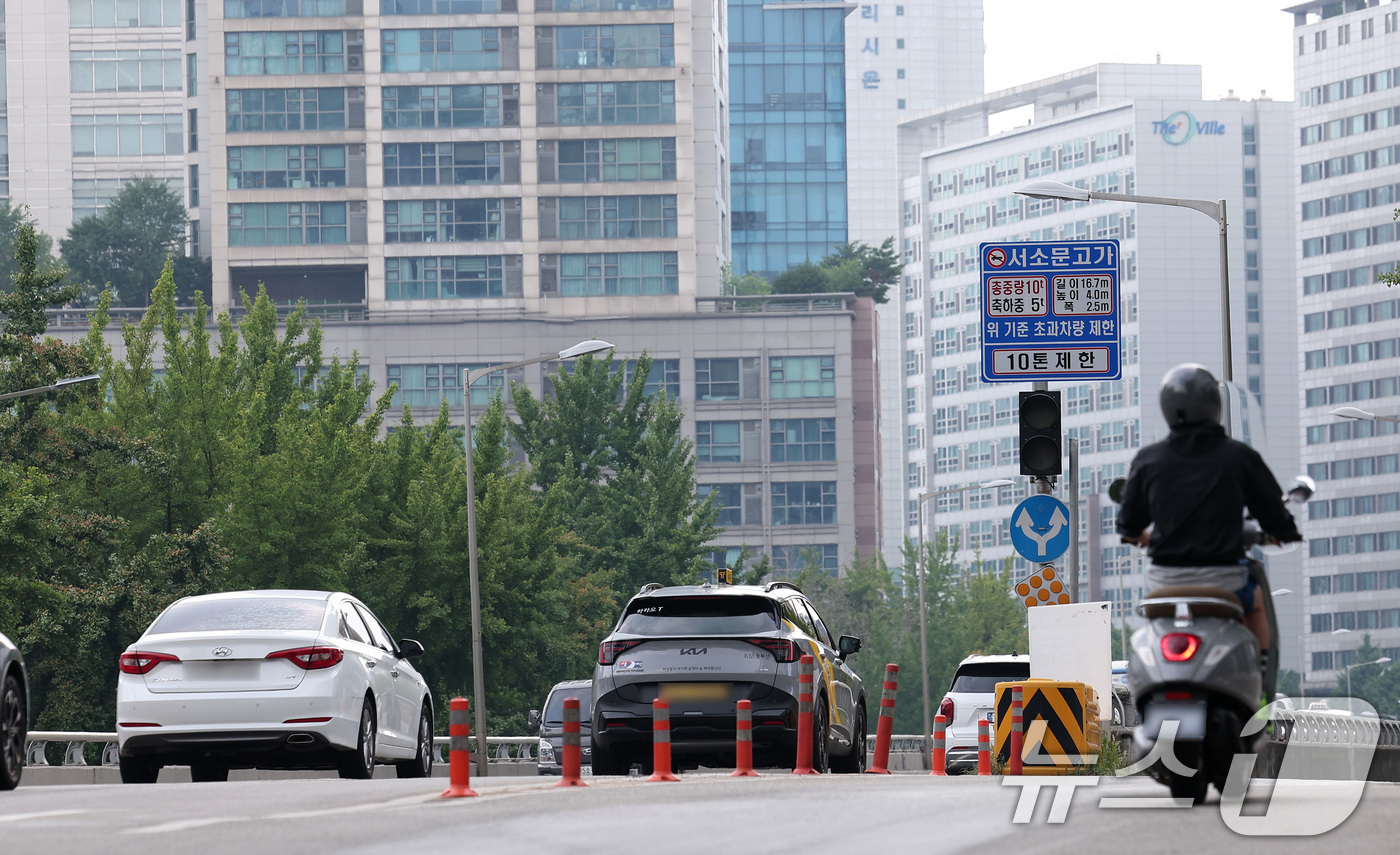 (서울=뉴스1) 김성진 기자 = 1966년 완공돼 59년 간 자리를 지켜온 서소문 고가차도가 노후화로 인한 안전 우려 등 이유로 철거될 예정이다.서울시에 따르면 시는 중구 순화동과 …