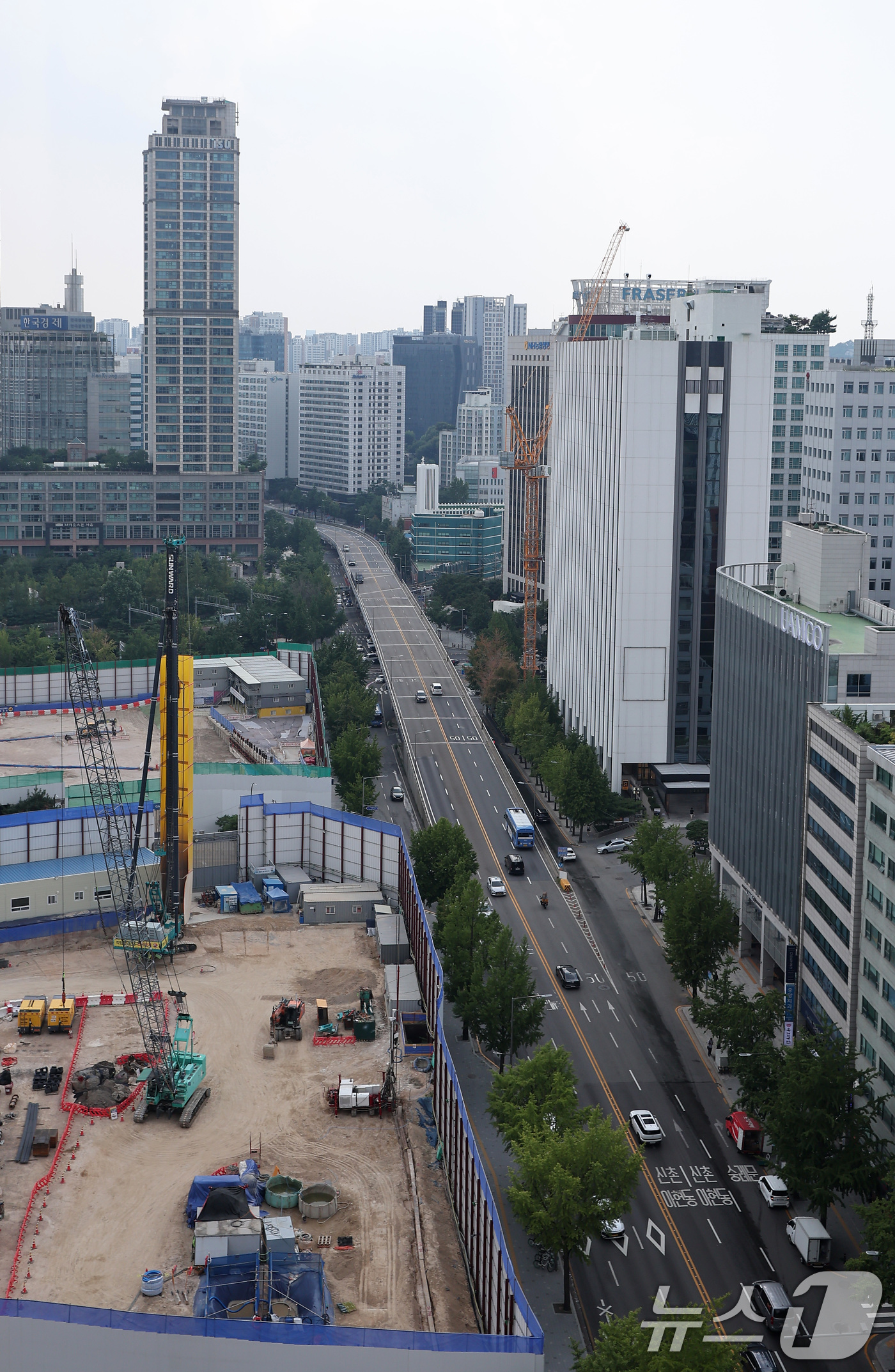 (서울=뉴스1) 김성진 기자 = 1966년 완공돼 59년 간 자리를 지켜온 서소문 고가차도가 노후화로 인한 안전 우려 등 이유로 철거될 예정이다.서울시에 따르면 시는 중구 순화동과 …