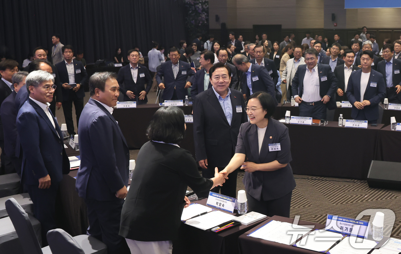 (서울=뉴스1) 장수영 기자 = 한성숙 중소벤처기업부 장관이 29일 오후 서울 여의도 중소기업중앙회에서 열린 중소기업단체 소통 간담회에서 참석자들과 인사하고 있다. 2025.7.2 …