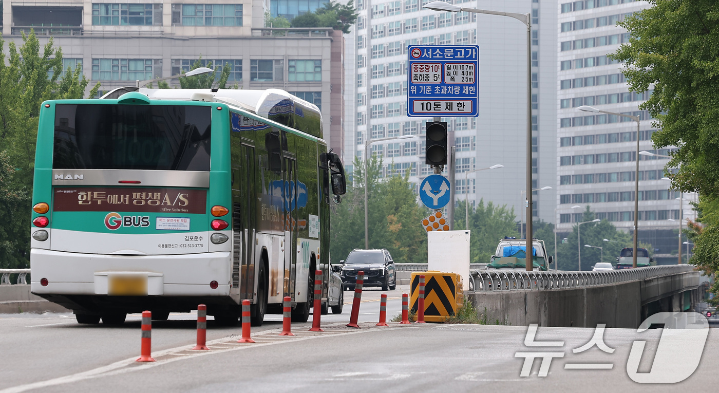 (서울=뉴스1) 김성진 기자 = 1966년 완공돼 59년 간 자리를 지켜온 서소문 고가차도가 노후화로 인한 안전 우려 등 이유로 철거될 예정이다.서울시에 따르면 시는 중구 순화동과 …