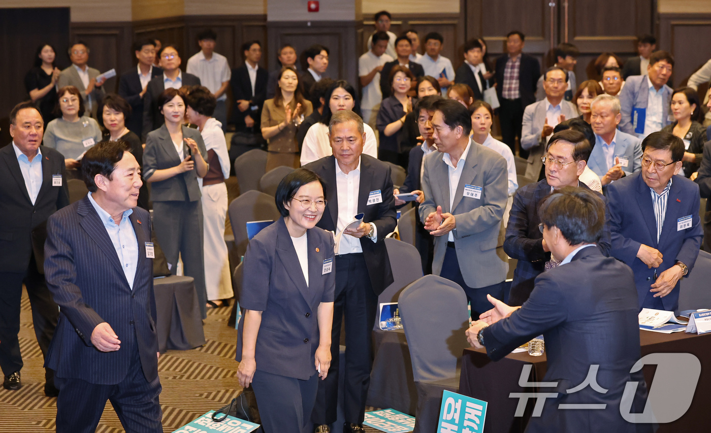 (서울=뉴스1) 장수영 기자 = 한성숙 중소벤처기업부 장관과 김기문 중소기업중앙회 회장이 29일 오후 서울 여의도 중소기업중앙회에서 열린 중소기업단체 소통 간담회에 참석하고 있다. …