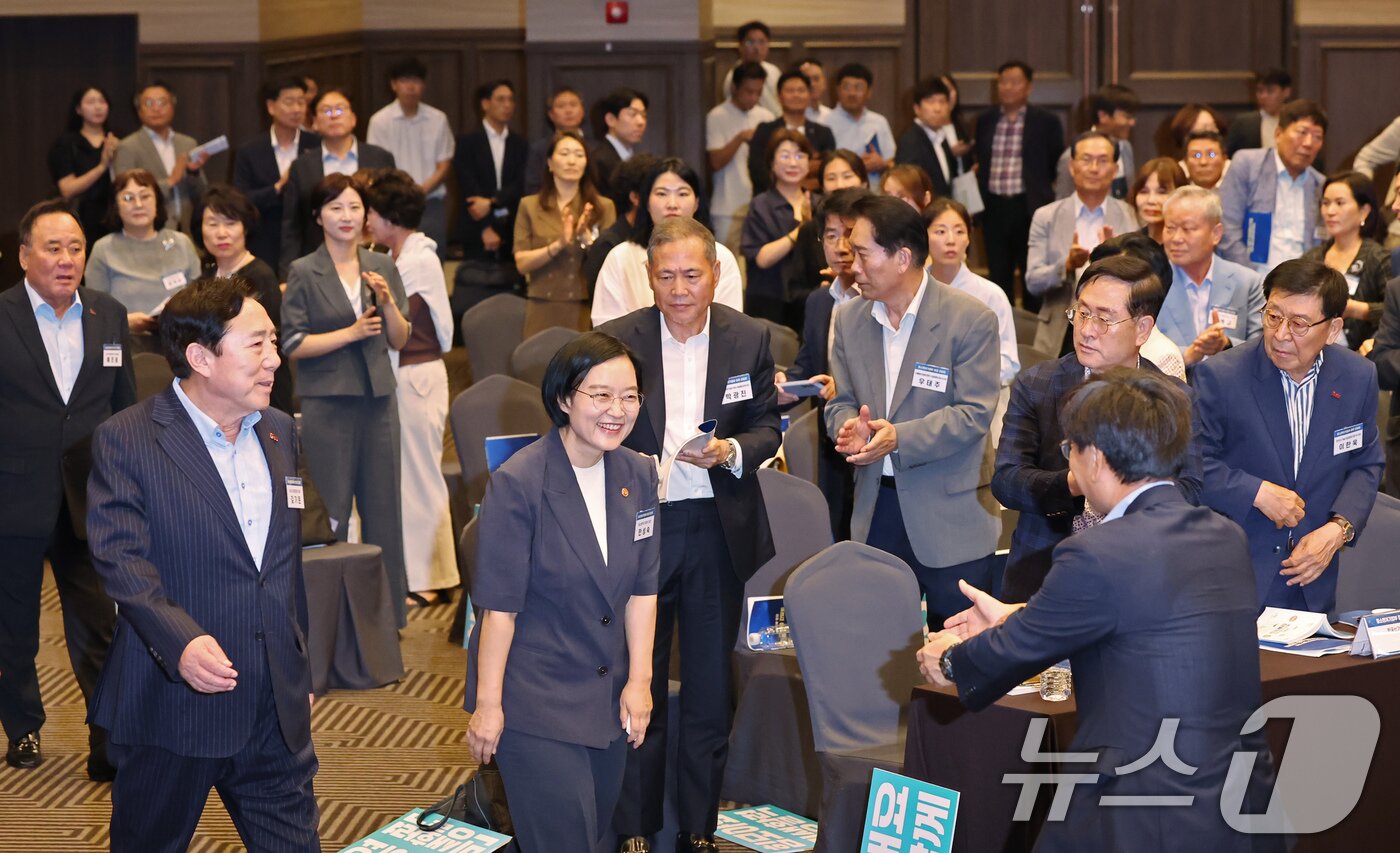 본문 이미지 - 한성숙 중소벤처기업부 장관과 김기문 중소기업중앙회 회장이 29일 오후 서울 여의도 중소기업중앙회에서 열린 중소기업단체 소통 간담회에 참석하고 있다. 2025.7.29/뉴스1 ⓒ News1 장수영 기자