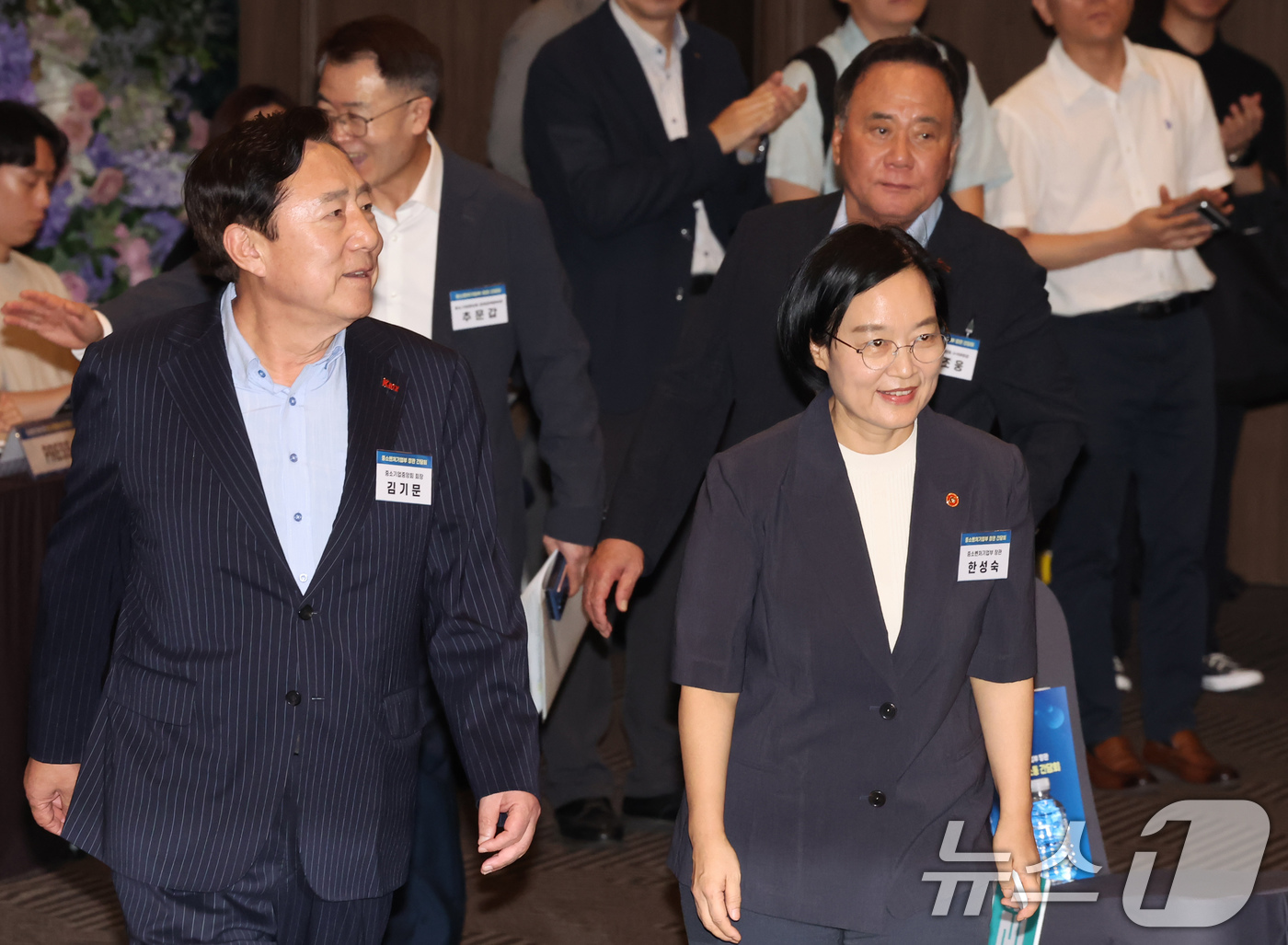 (서울=뉴스1) 장수영 기자 = 한성숙 중소벤처기업부 장관과 김기문 중소기업중앙회 회장이 29일 오후 서울 여의도 중소기업중앙회에서 열린 중소기업단체 소통 간담회에 참석하고 있다. …