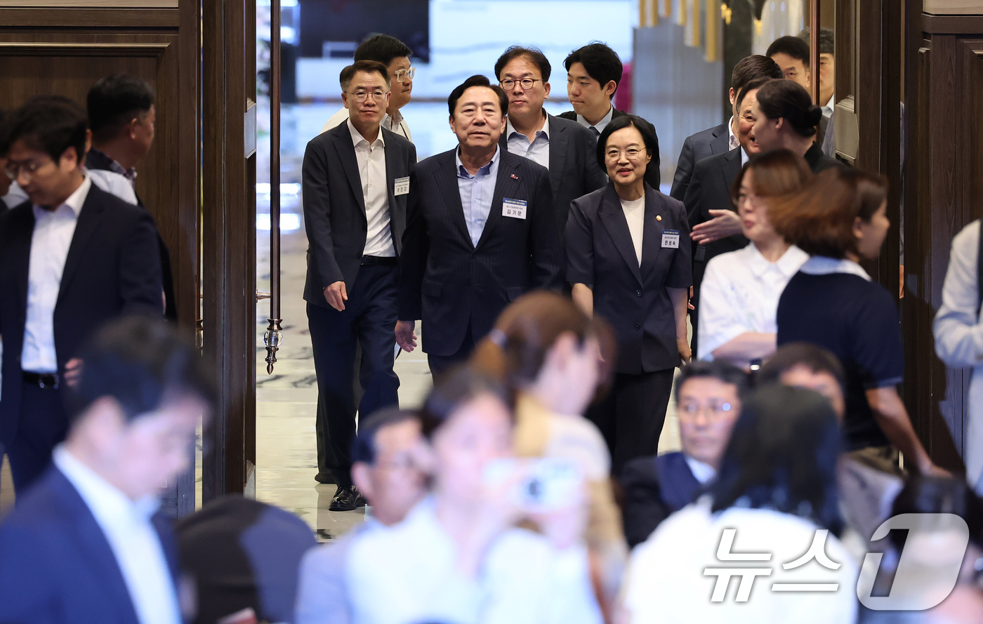 (서울=뉴스1) 장수영 기자 = 한성숙 중소벤처기업부 장관과 김기문 중소기업중앙회 회장이 29일 오후 서울 여의도 중소기업중앙회에서 열린 중소기업단체 소통 간담회에 참석하고 있다. …