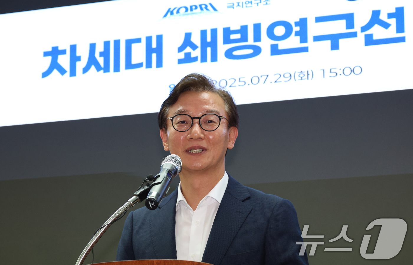 (서울=뉴스1) 김명섭 기자 = 전재수 해양수산부 장관이 29일 오후 서울 여의도 한국해운협회에서 열린 차세대 쇄빙연구선 건조계약 체결식에서 축사를 하고 있다.  2025.7.29 …