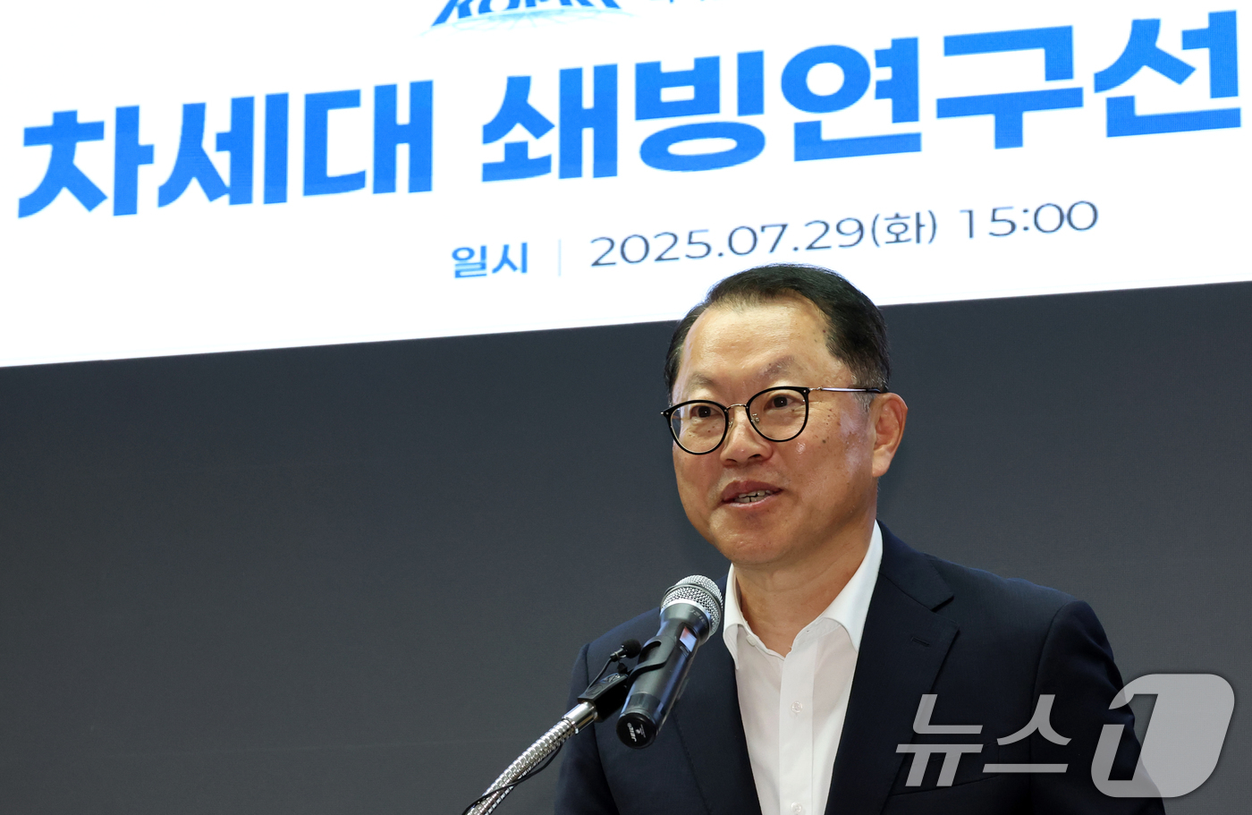 (서울=뉴스1) 김명섭 기자 = 김희철 한화오션 대표이사가 29일 오후 서울 여의도 한국해운협회에서 열린 차세대 쇄빙연구선 건조계약 체결식에서 인사말을 하고 있다.  2025.7. …