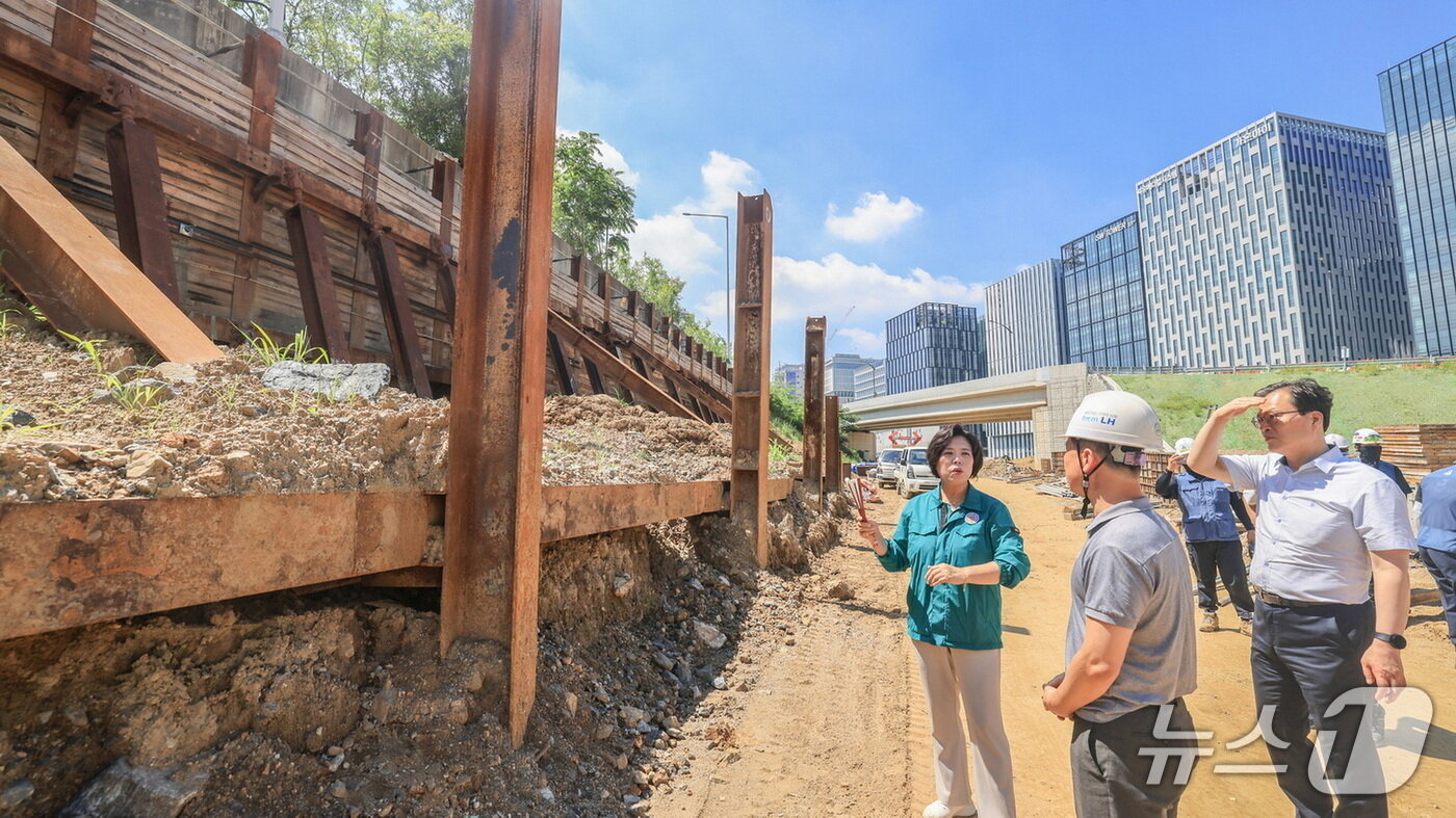 본문 이미지 - 신계용 과천시장&#40;왼쪽&#41;이 국도47호선 서울 방면 구간을 점검하고 있다.&#40;과천시 제공&#41;