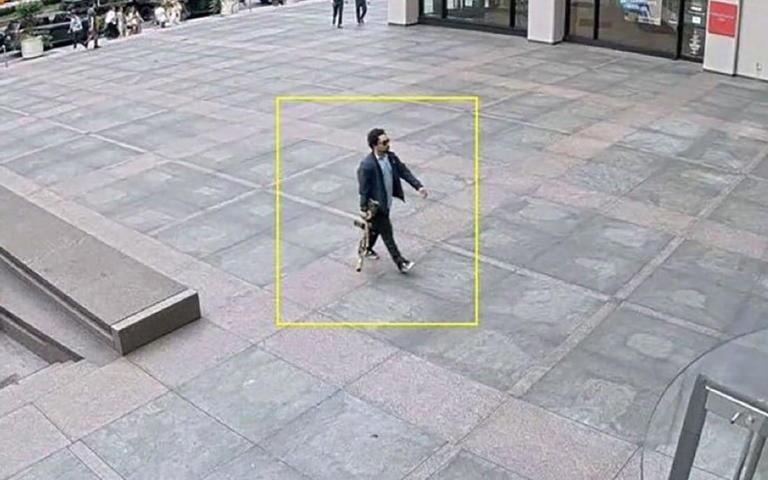 본문 이미지 - 맨해튼 고층 건물로 들어가는 총격사건 용의자 셰인 타무라&#40; 뉴욕포스트 갈무리&#41;