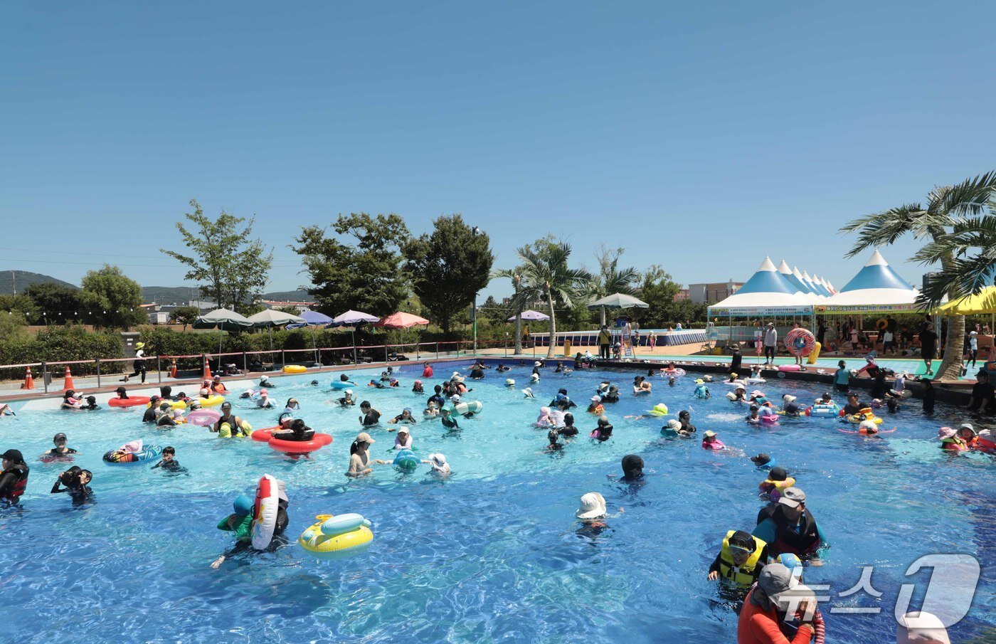 본문 이미지 - 29일 울산 중구에 위치한 동천야외물놀이장에서 시민들이 물놀이를 즐기고 있다.2025.7.29/뉴스1 ⓒNews1 김지혜 기자