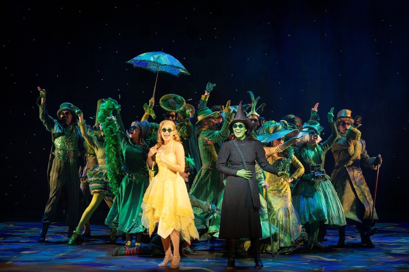 본문 이미지 - 글린다(왼쪽)와 엘파바.ⓒJeff-Busby(에스앤코 제공)