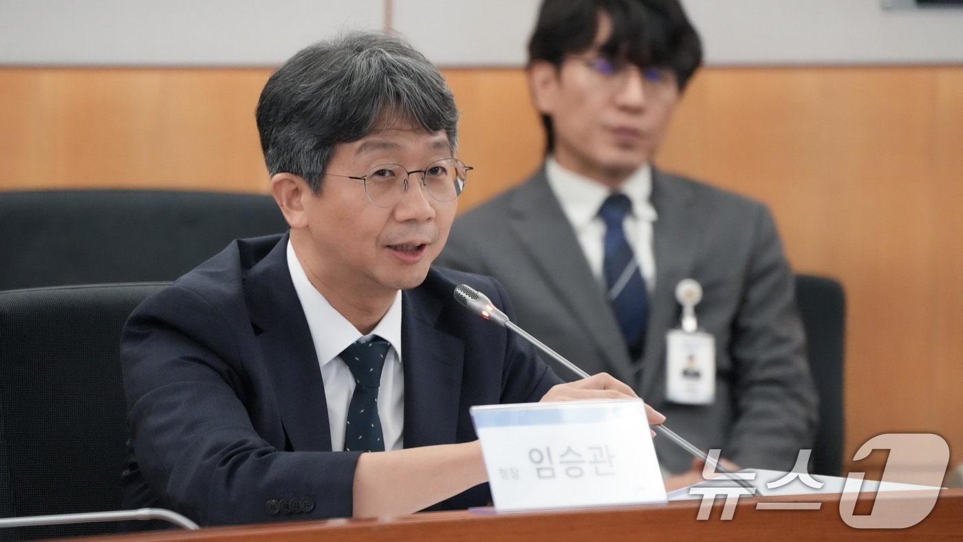 (서울=뉴스1) = 임승관 질병관리청장이 29일 경기 성남시 분당 서울대병원을 방문해 항생제 적정사용 관리(ASP) 시범사업에 참여하는 의료진들을 격려하고 있다. (질병관리청 제공 …