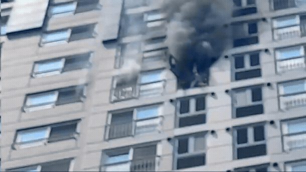 본문 이미지 - 지난 28일 오후 1시 15분쯤 서울 성동구 금호동의 한 아파트에서 에어컨 실외기 화재가 발생했다.(서울 성동소방서 제공)