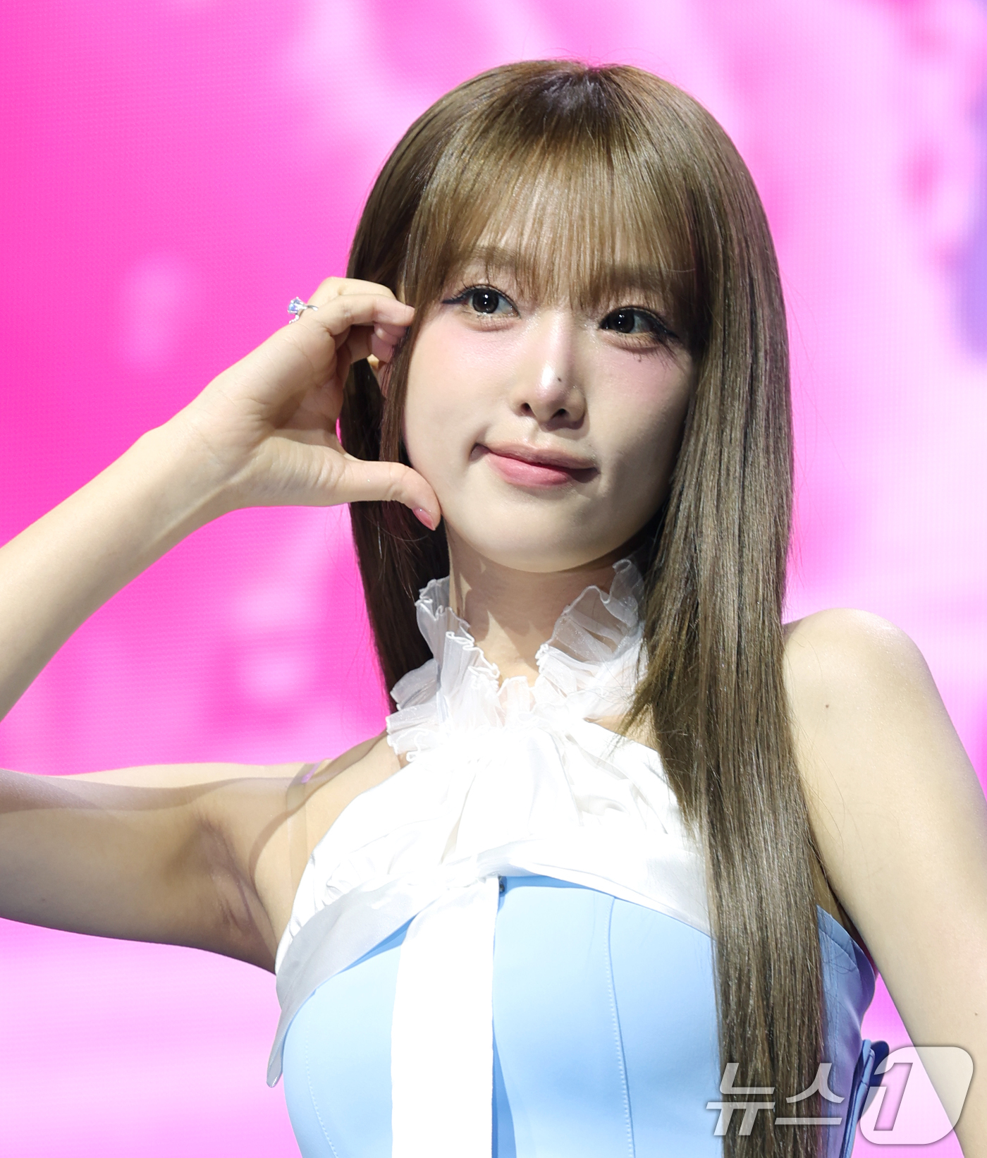 (서울=뉴스1) 권현진 기자 = 가수 최예나가 29일 오후 서울 용산구 블루스퀘어에서 가진 미니 4집 '블루밍 윙스'(Blooming Wings) 쇼케이스에서 포즈를 취하고 있다. …