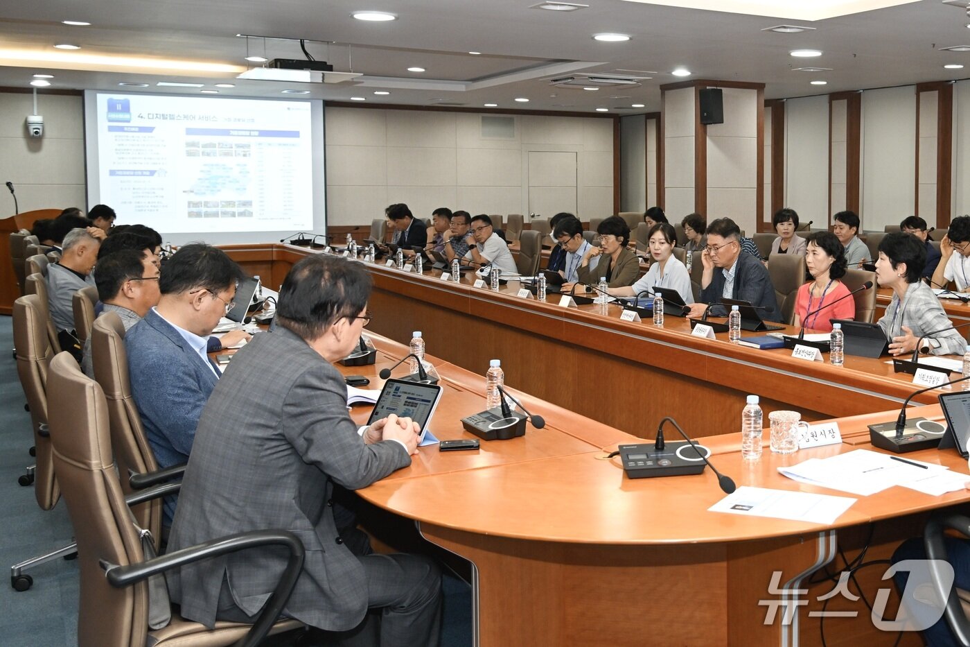 본문 이미지 - 29일 남원시 &#39;어르신 행복공간 스마트경로당 착수보고회&#39;에 참석한 관계자들이 의견을 나누고 있다.&#40;남원시 제공. 재판매 및 DB금지&#41;/뉴스1