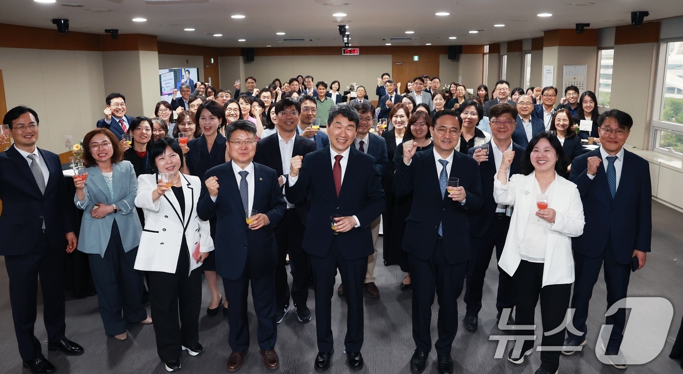 (서울=뉴스1) = 교육부는 이주호 사회부총리 겸 교육부 장관이 2년 9개월 간의 장관직을 마무리하고 29일 퇴임했다고 밝혔다.이주호 사회부총리 겸 교육부 장관이 임직원들과 함께 …