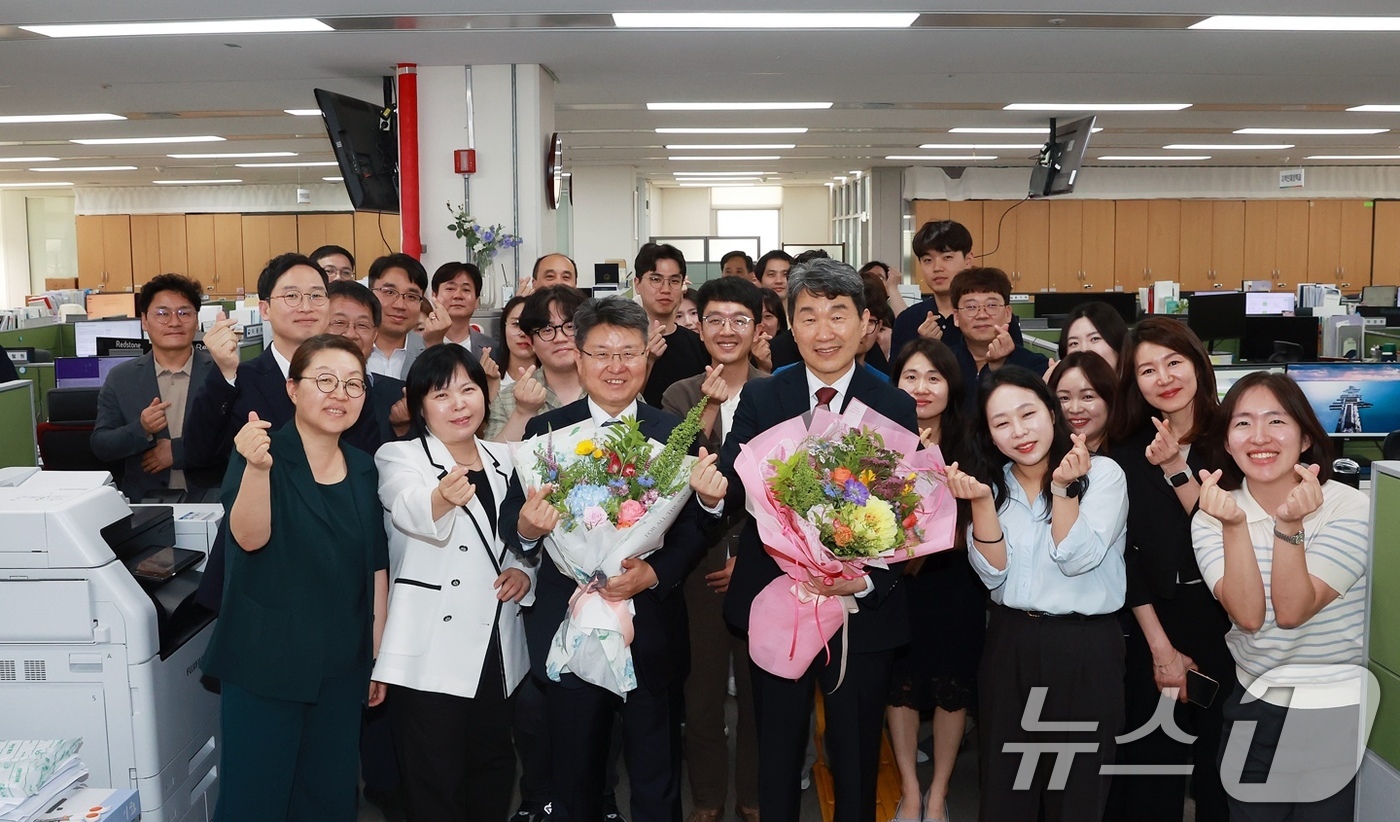 (서울=뉴스1) = 교육부는 이주호 사회부총리 겸 교육부 장관이 2년 9개월 간의 장관직을 마무리하고 29일 퇴임했다고 밝혔다.이주호 사회부총리 겸 교육부 장관이 임직원들과 함께 …