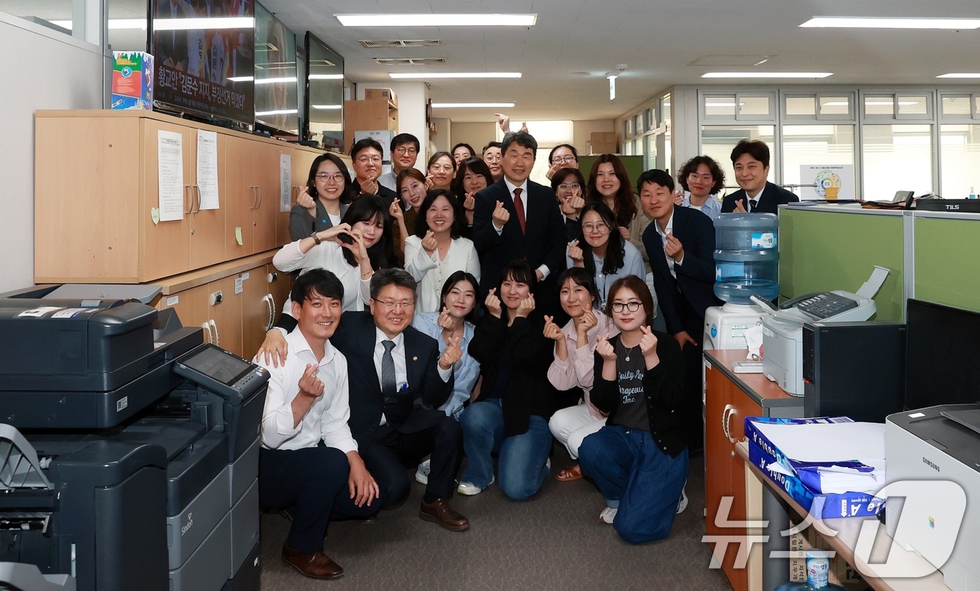 (서울=뉴스1) = 교육부는 이주호 사회부총리 겸 교육부 장관이 2년 9개월 간의 장관직을 마무리하고 29일 퇴임했다고 밝혔다.이주호 사회부총리 겸 교육부 장관이 임직원들과 함께 …