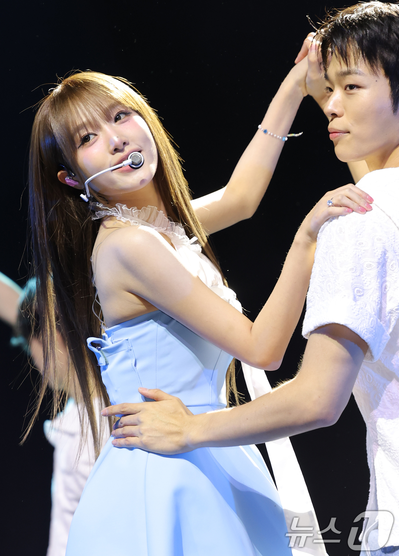 (서울=뉴스1) 권현진 기자 = 가수 최예나가 29일 오후 서울 용산구 블루스퀘어에서 가진 미니 4집 '블루밍 윙스'(Blooming Wings) 쇼케이스에서 신곡 ‘착하다는 말이 …