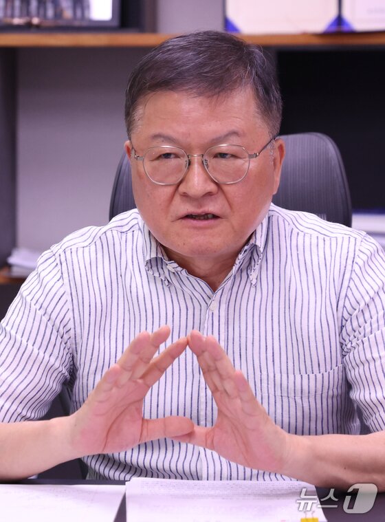 본문 이미지 - 박영민 국가신약개발사업단&#40;KDDF&#41; 단장이 28일 서울 마포구 사무실에서 국내 신약개발 생태계 조성을 위한 지원책 등을 설명하고 있다. 2025.7.28/뉴스1 김명섭 기자